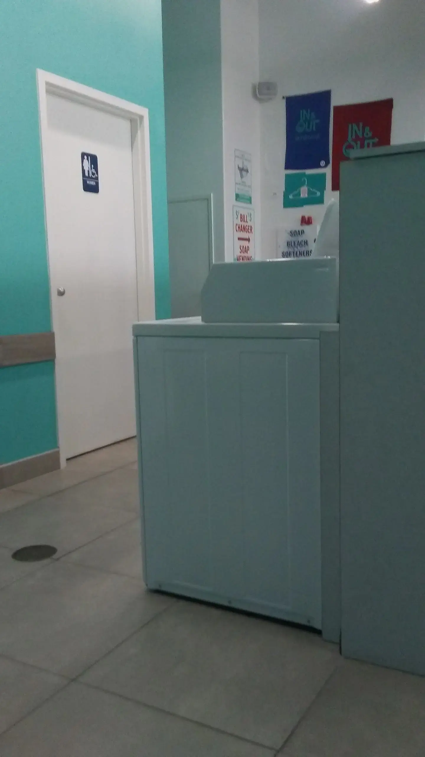 In & Out Laundromat thumbnail 18