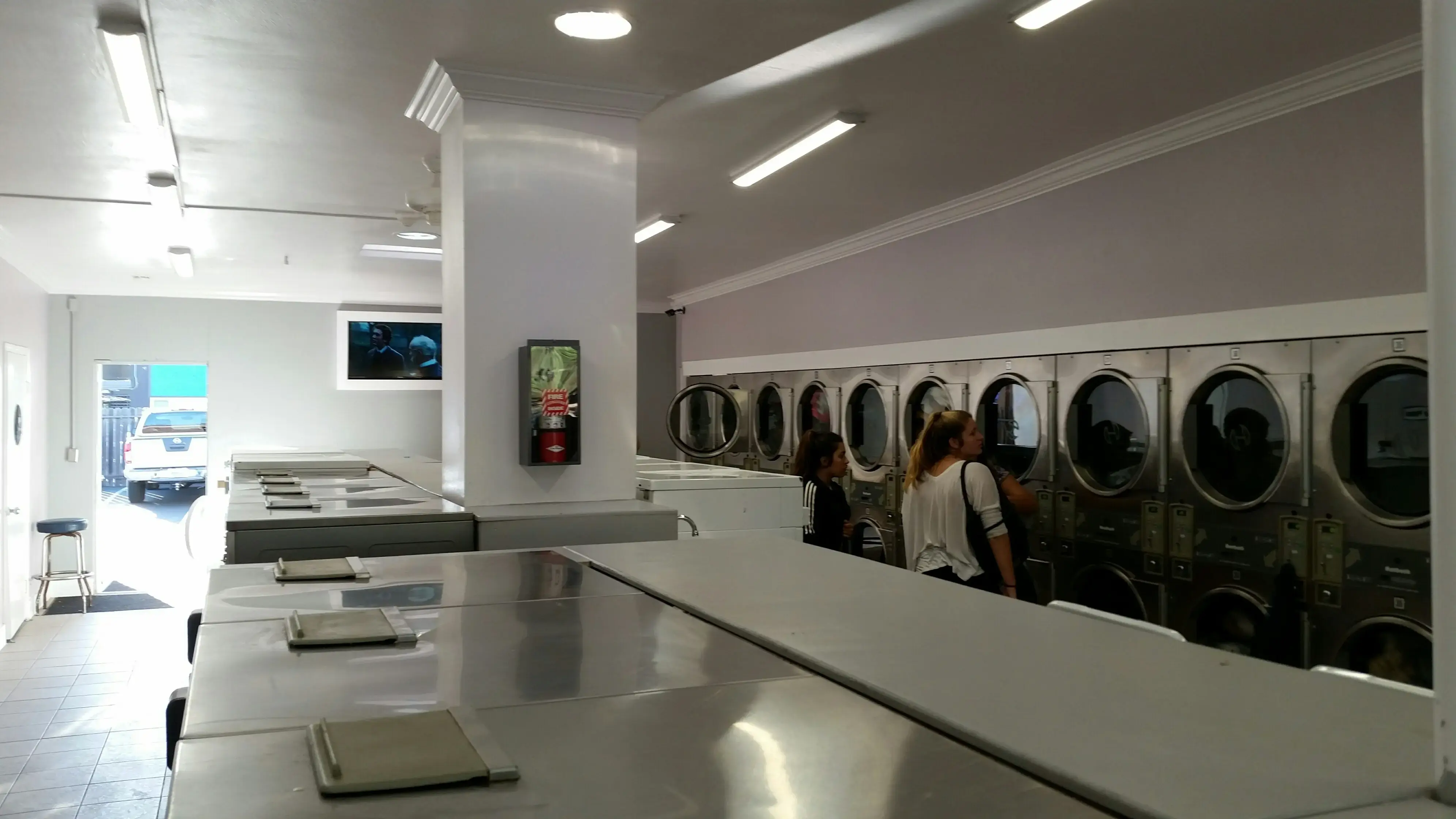 Isla Vista Laundromat - Image 5