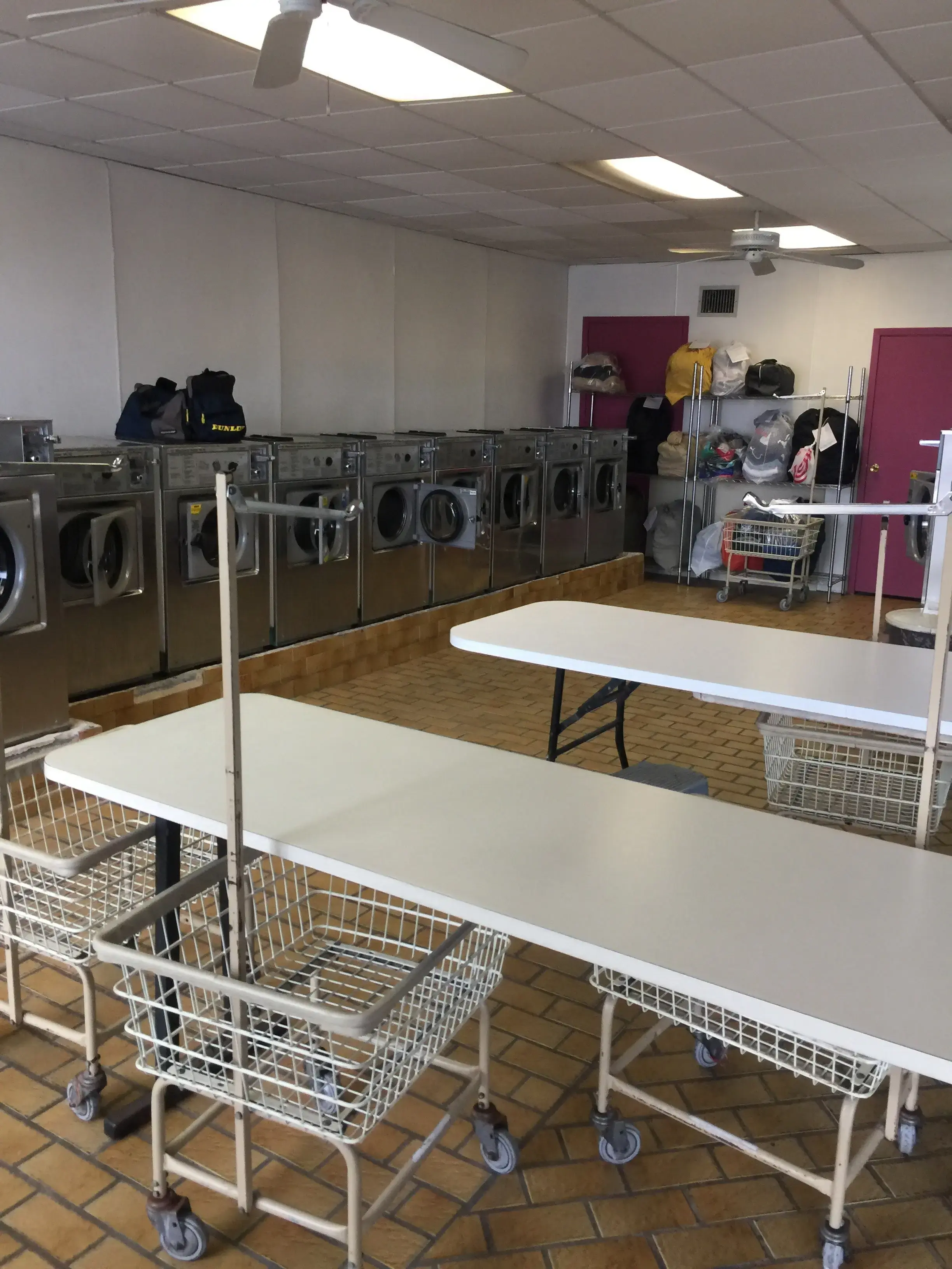 Island Laundromat thumbnail 9