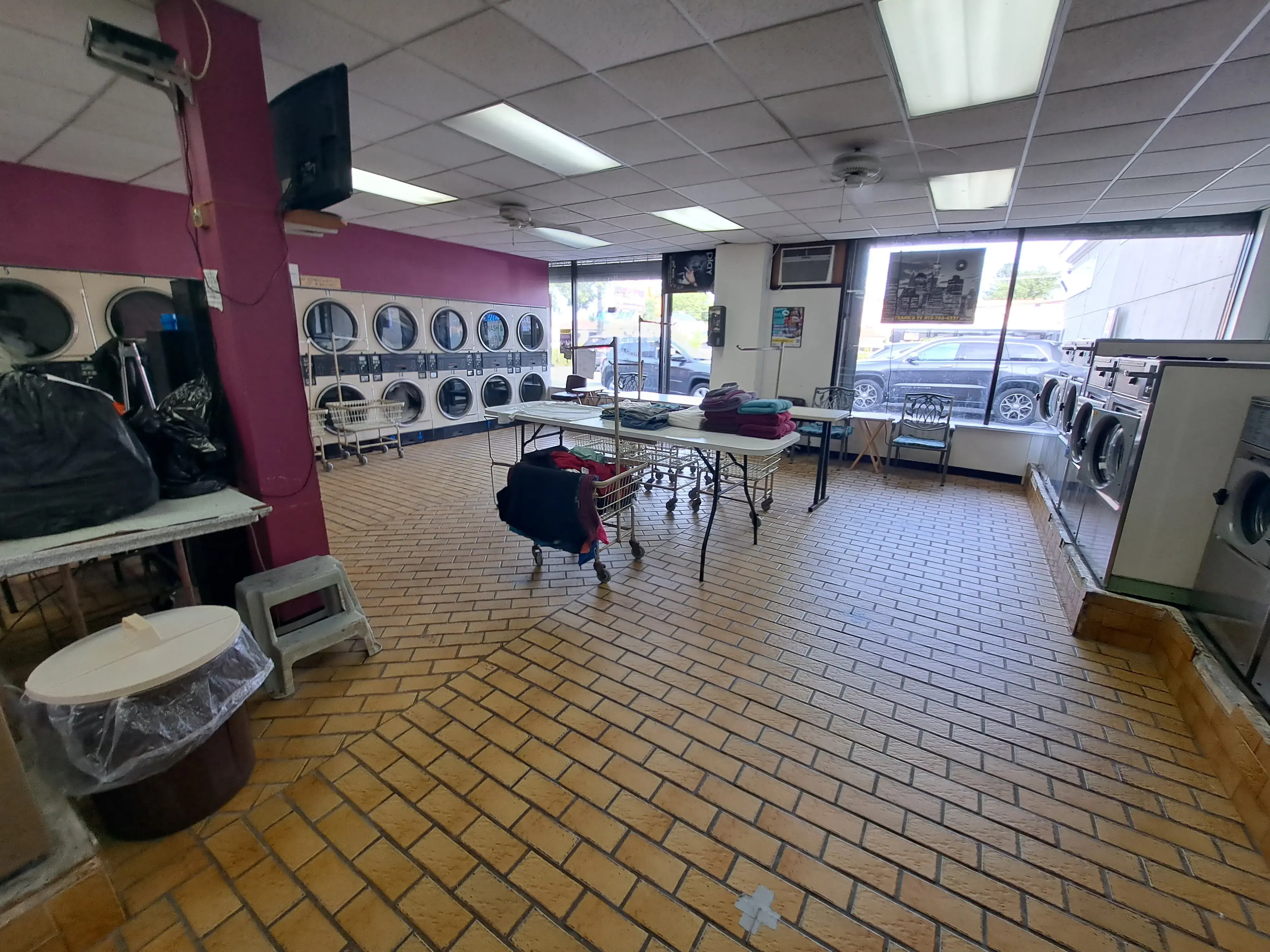 Island Laundromat thumbnail 4