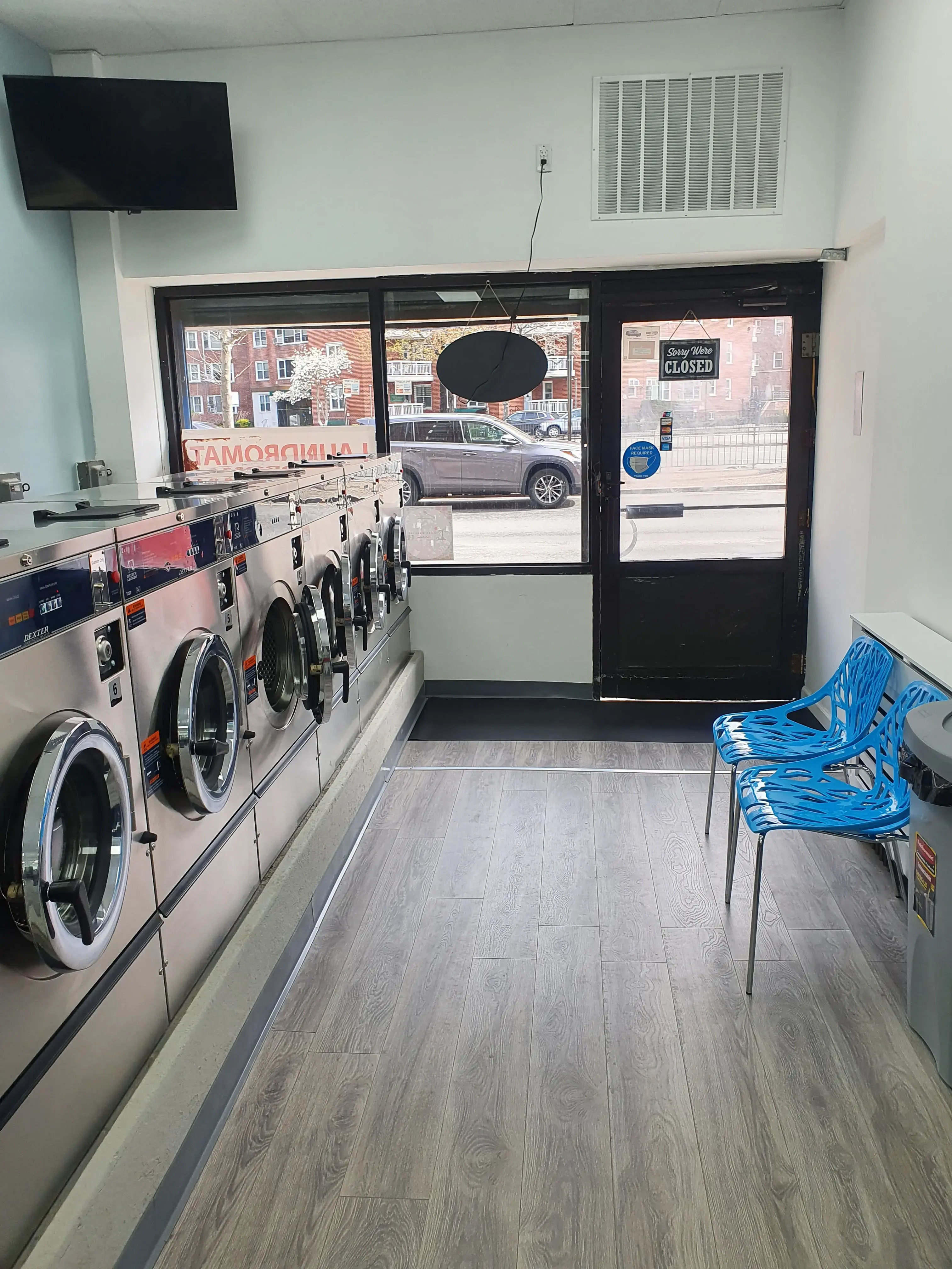 Island Wash Laundromat - Image 5