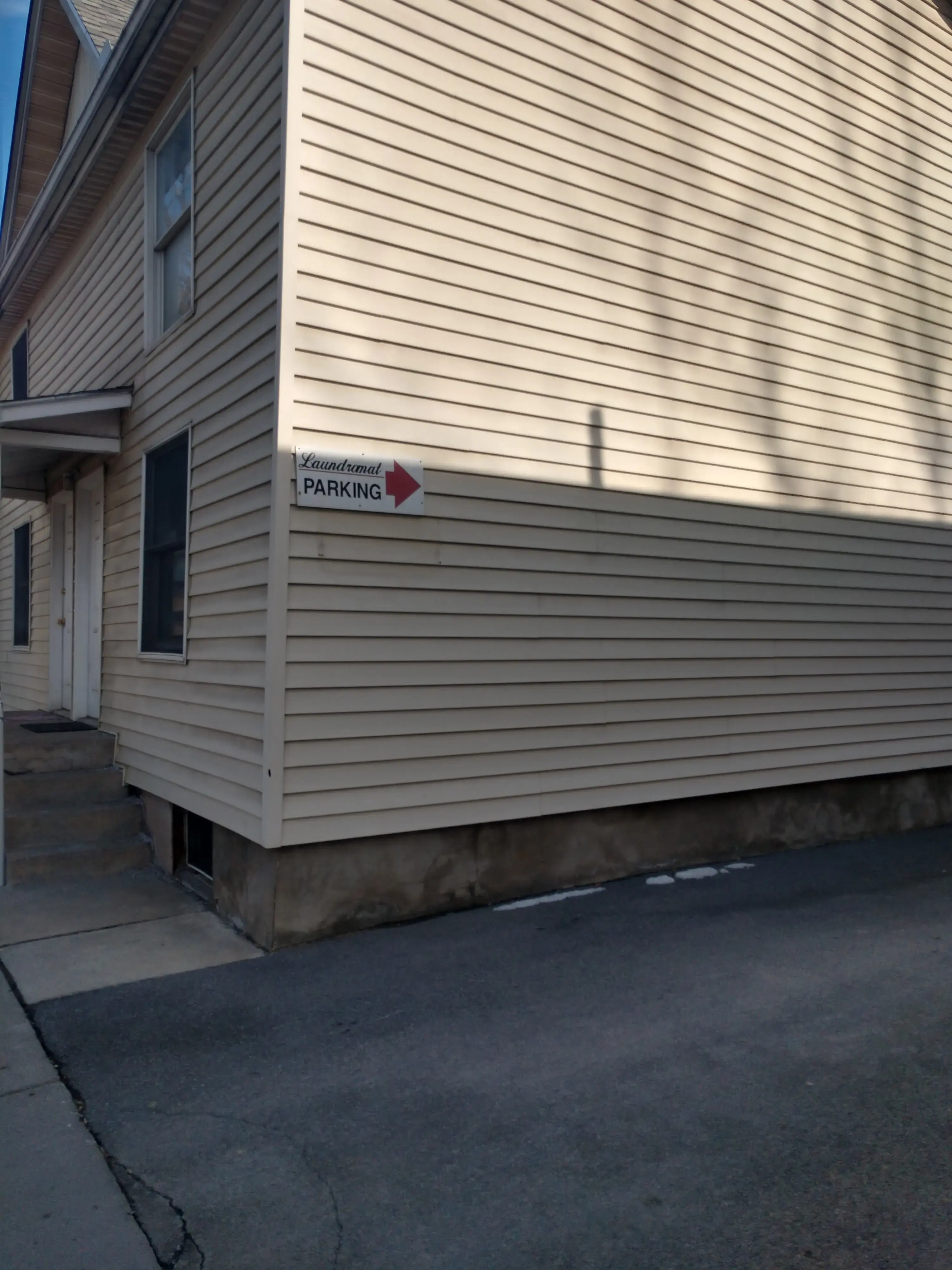 Ithaca Apartment & Laundromat - Image 16