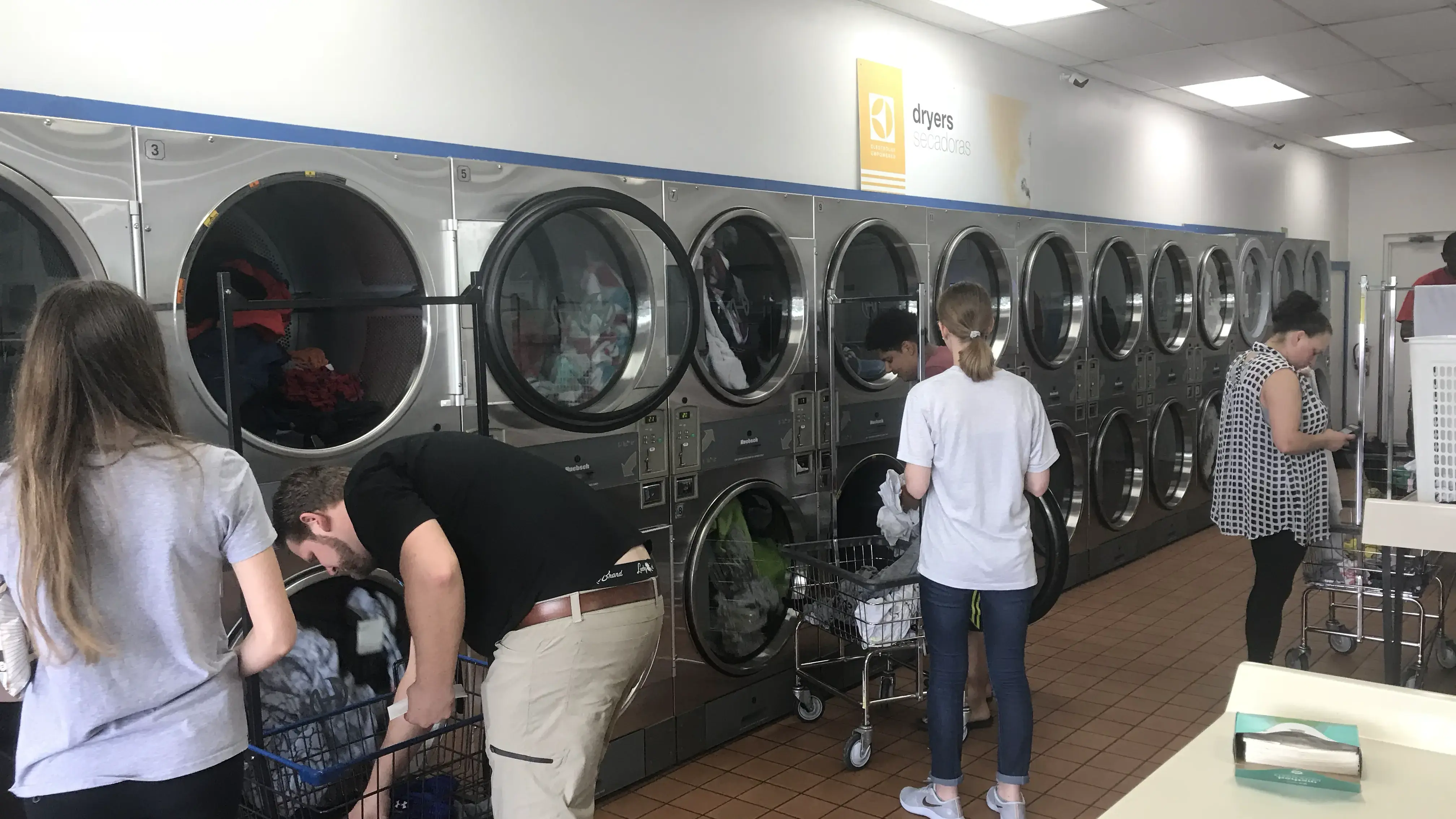 iWash 365 Laundromats - Wash and Fold Services - Image 9