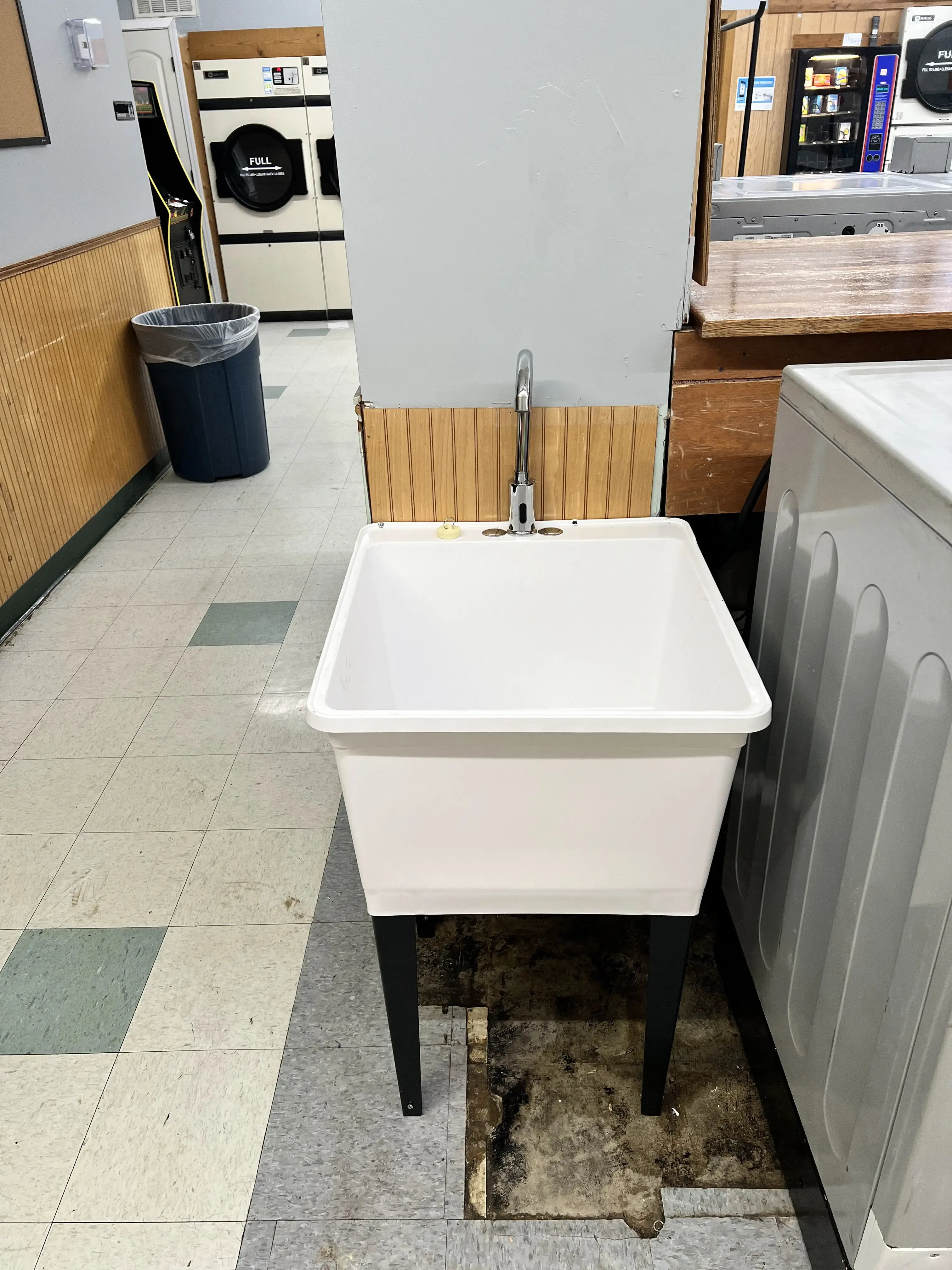 J & S Coin Laundry - Image 9