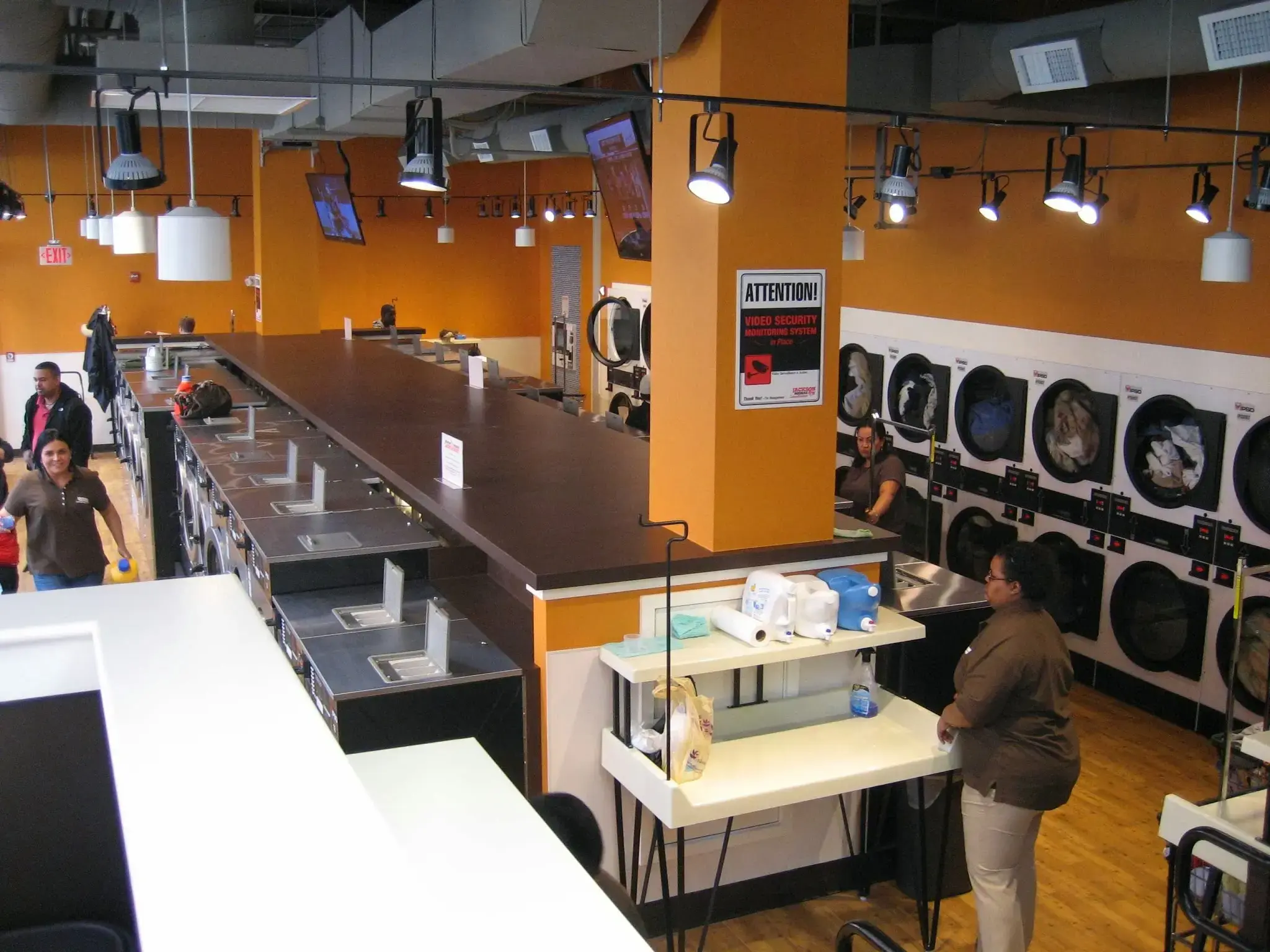 Jackson Square Laundromat - Image 12