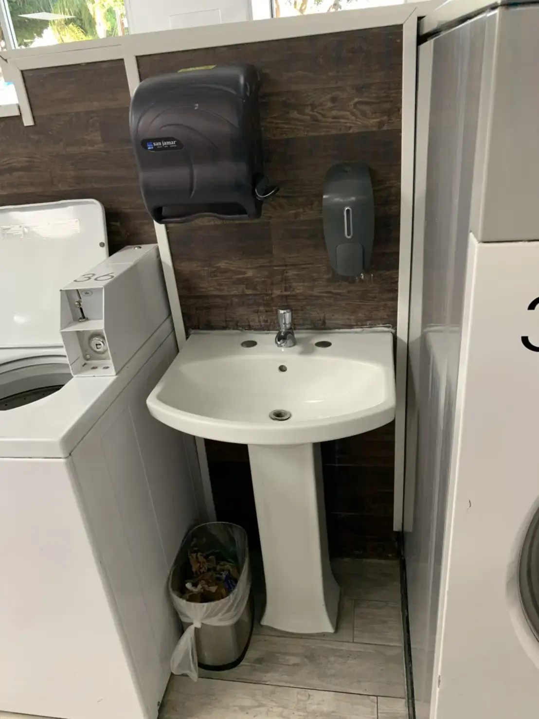 JETS LAUNDROMAT - Image 11