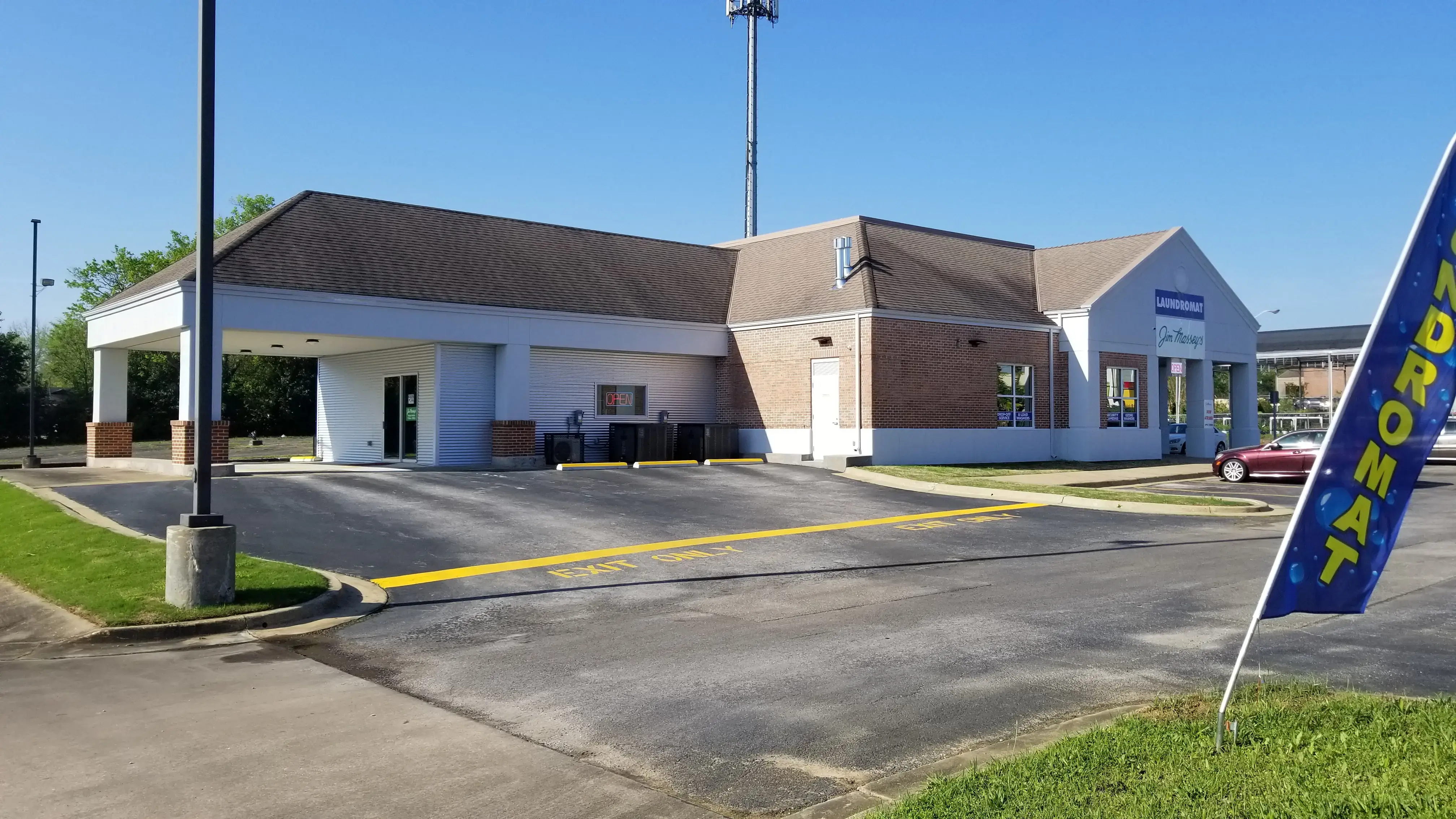 Jim Massey's McGehee Rd Laundromat - Image 4