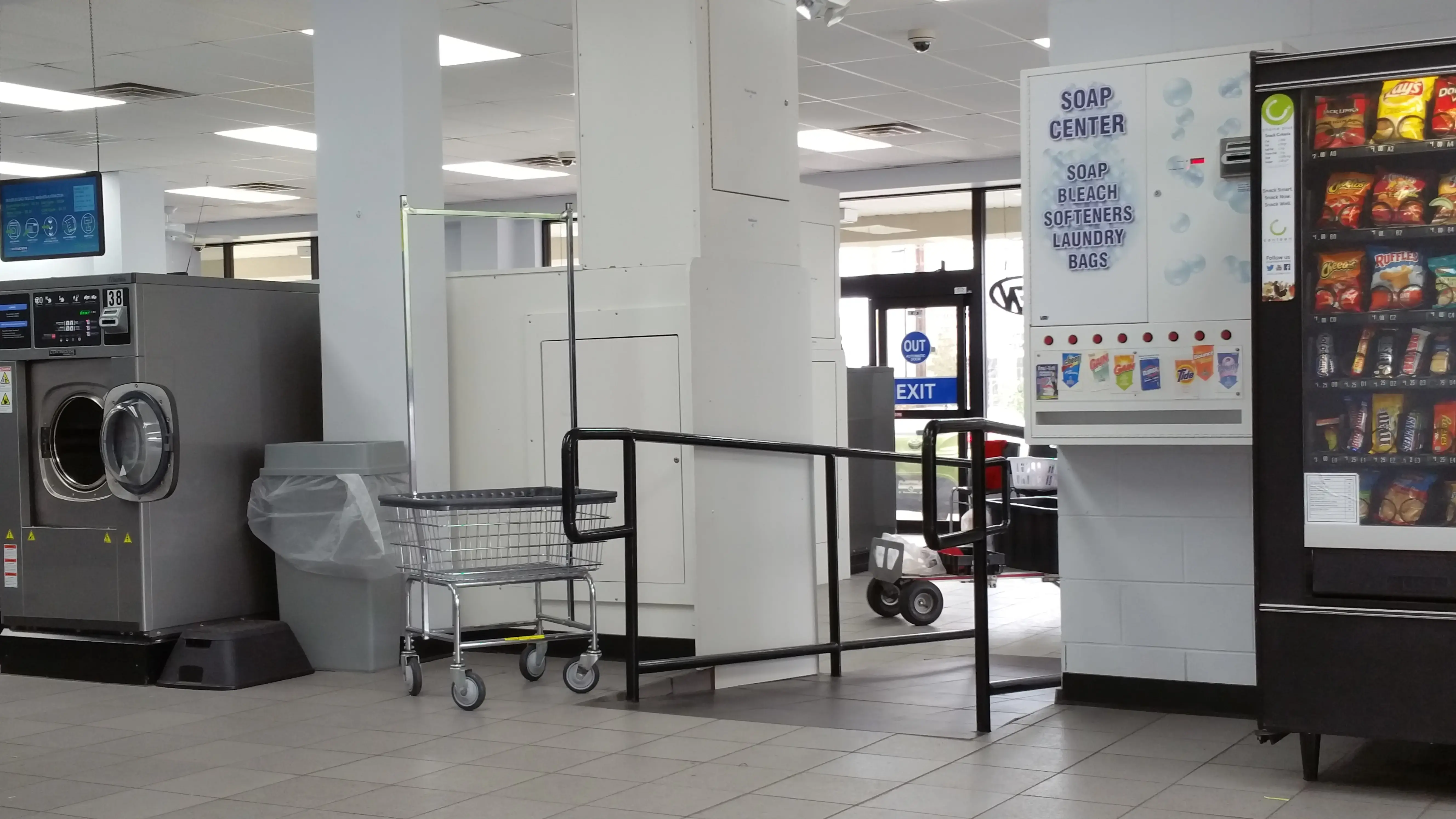 Jim Massey's University Laundromat - Image 9