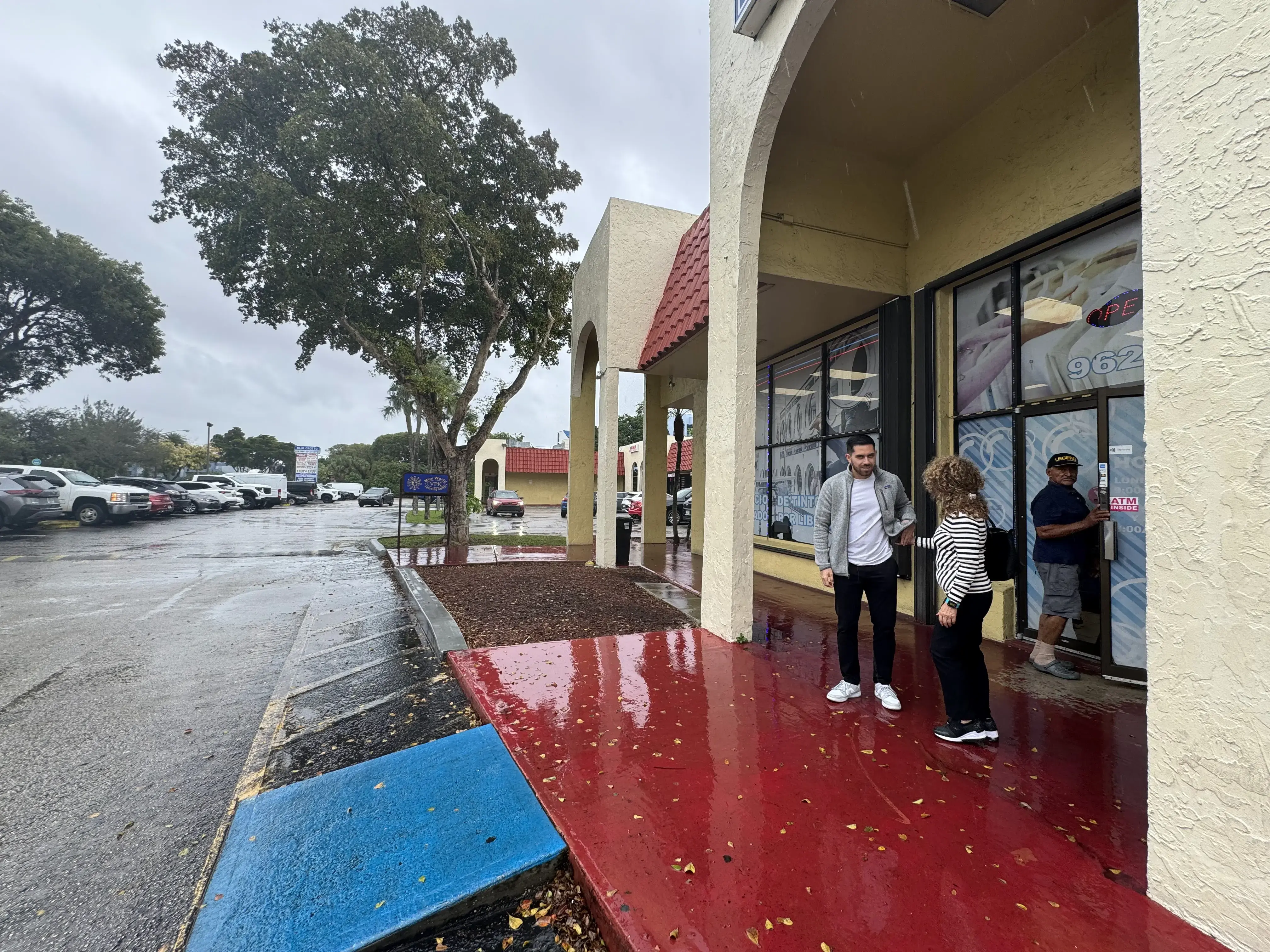 Joanny Coin Laundry, Wash And Fold, Dry Cleaning thumbnail 6