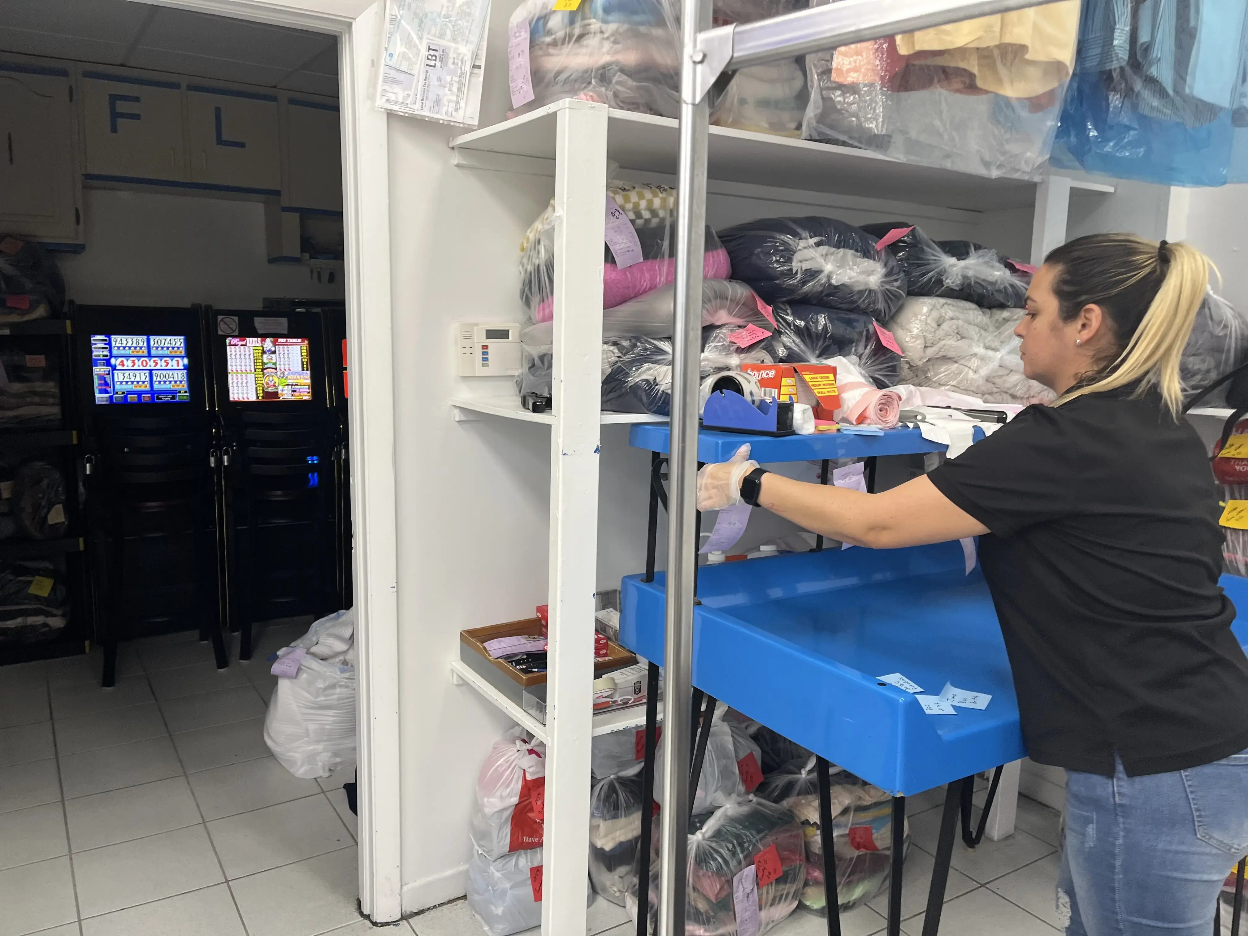 Joanny Coin Laundry, Wash And Fold, Dry Cleaning thumbnail 14