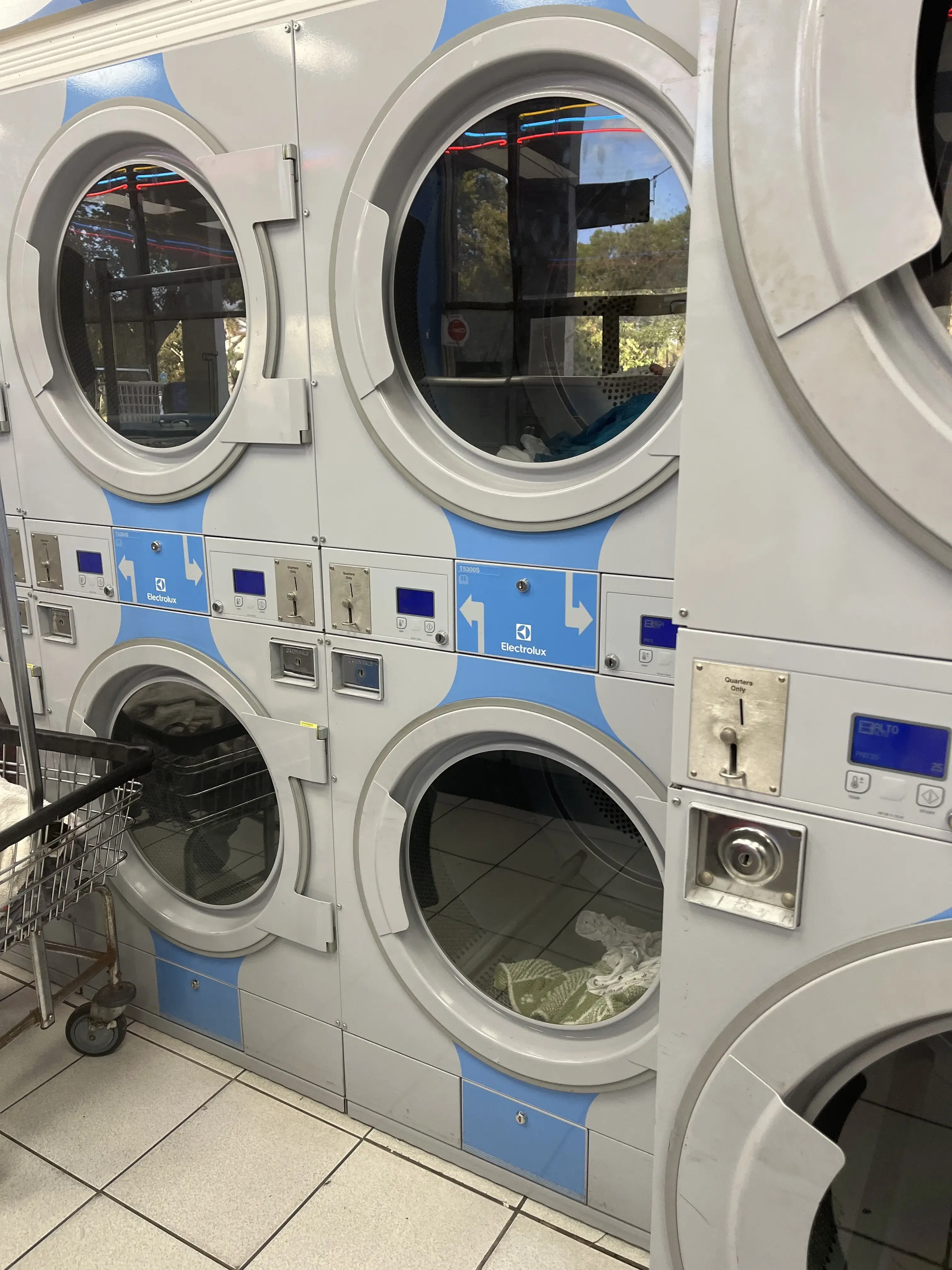 Joanny Coin Laundry, Wash And Fold, Dry Cleaning - Image 17