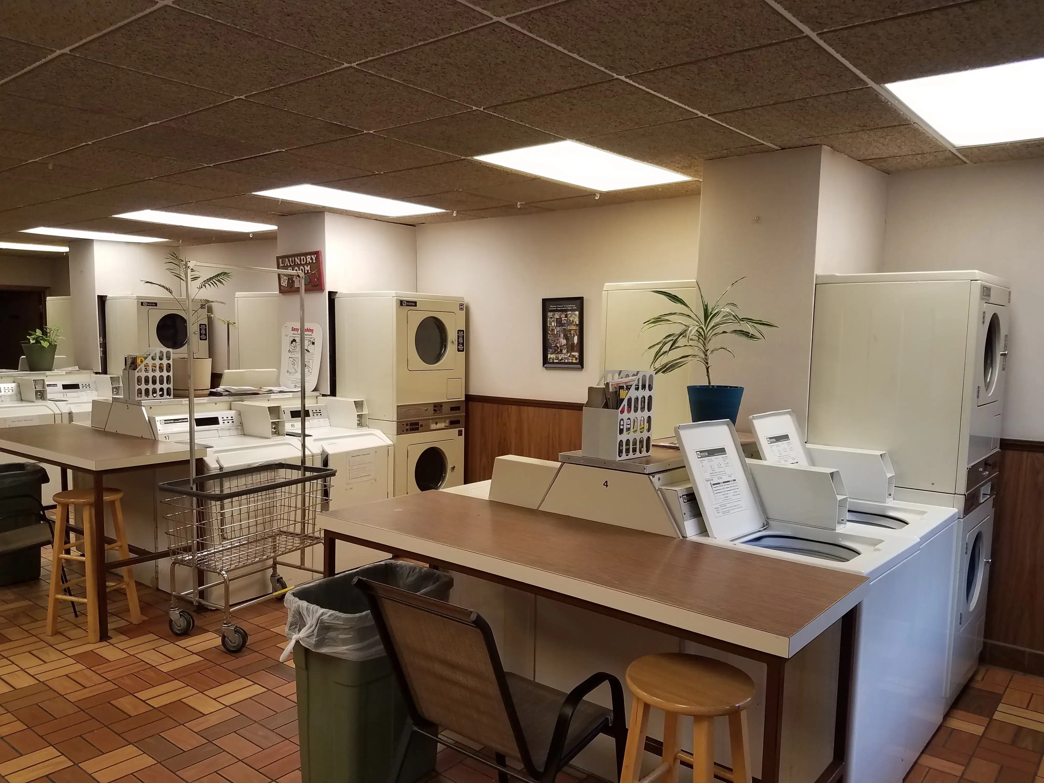 Julian's Dry Cleaners & Laundromat - Image 5