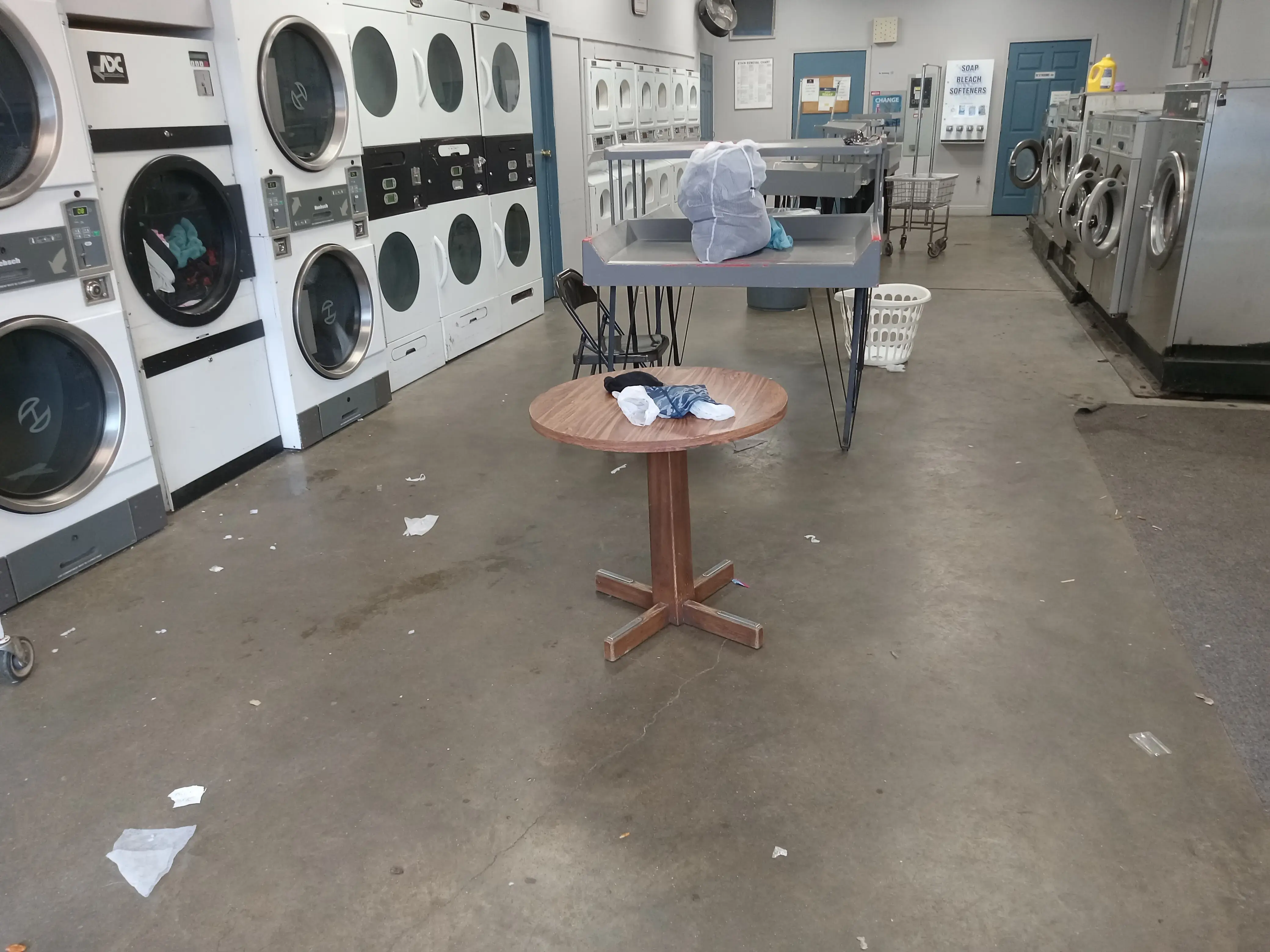 K & R Coin Laundry - Image 17
