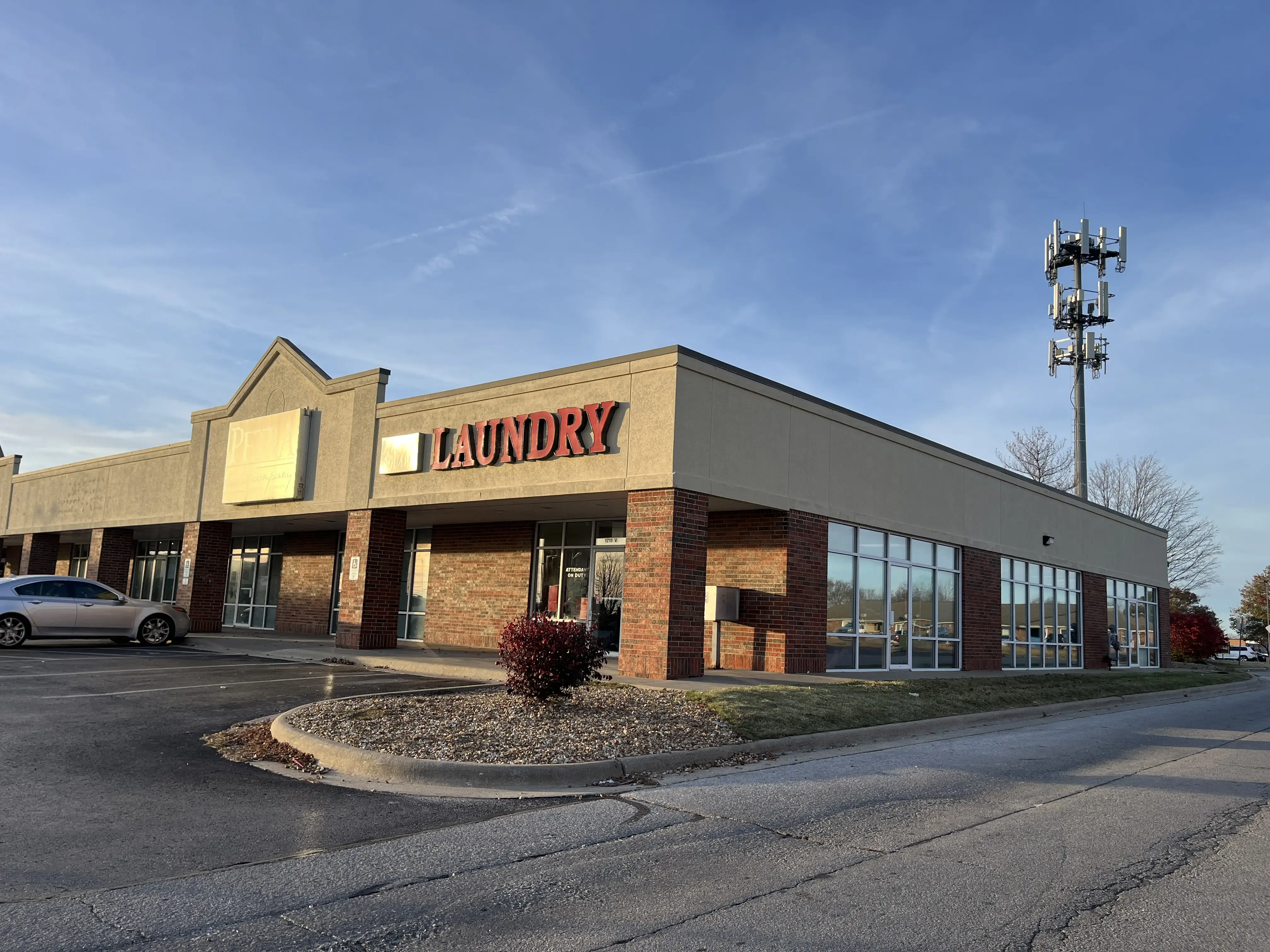 Kansas Square Laundry thumbnail 3