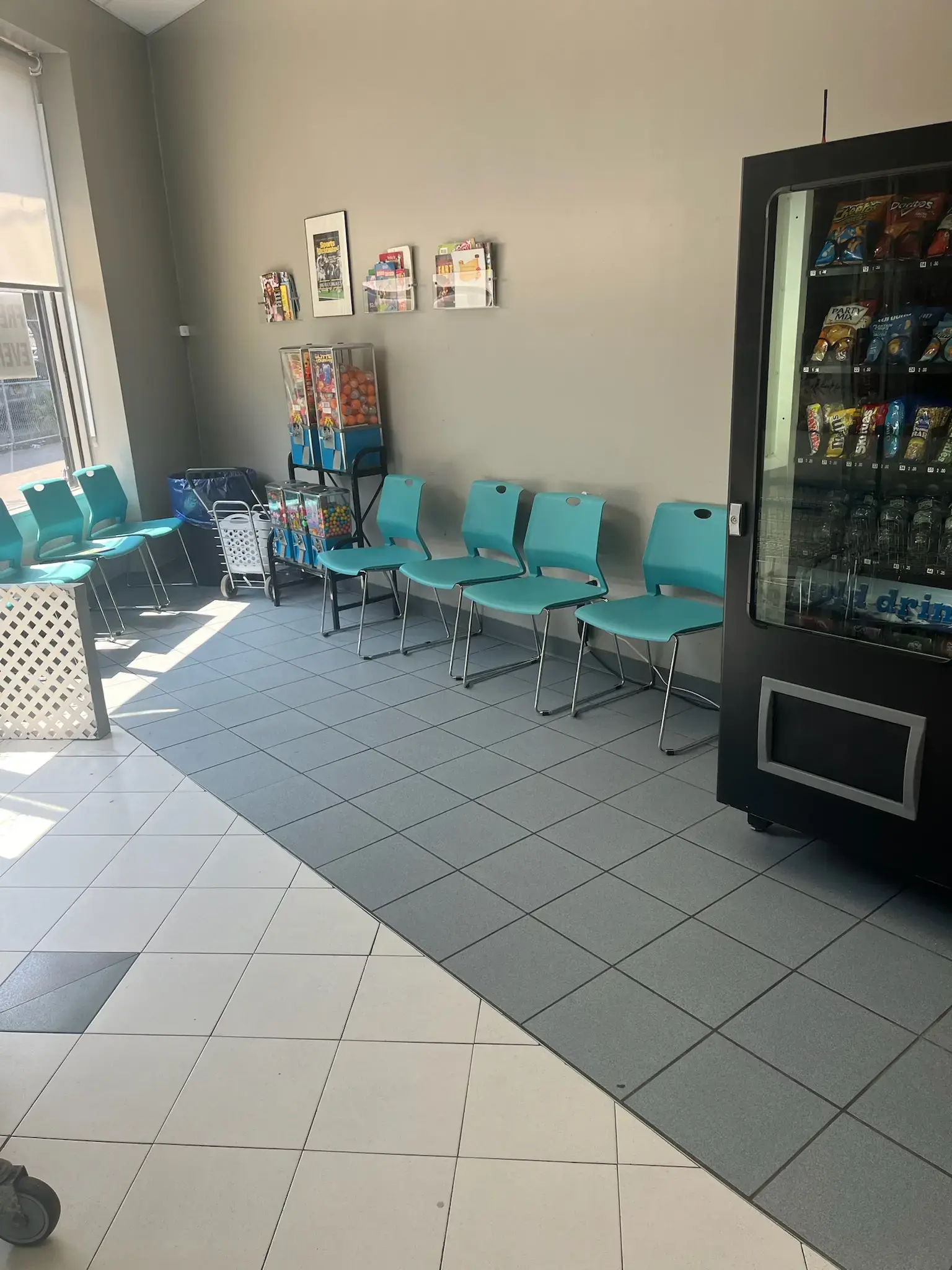 Kew Gardens Laundromat - Image 9