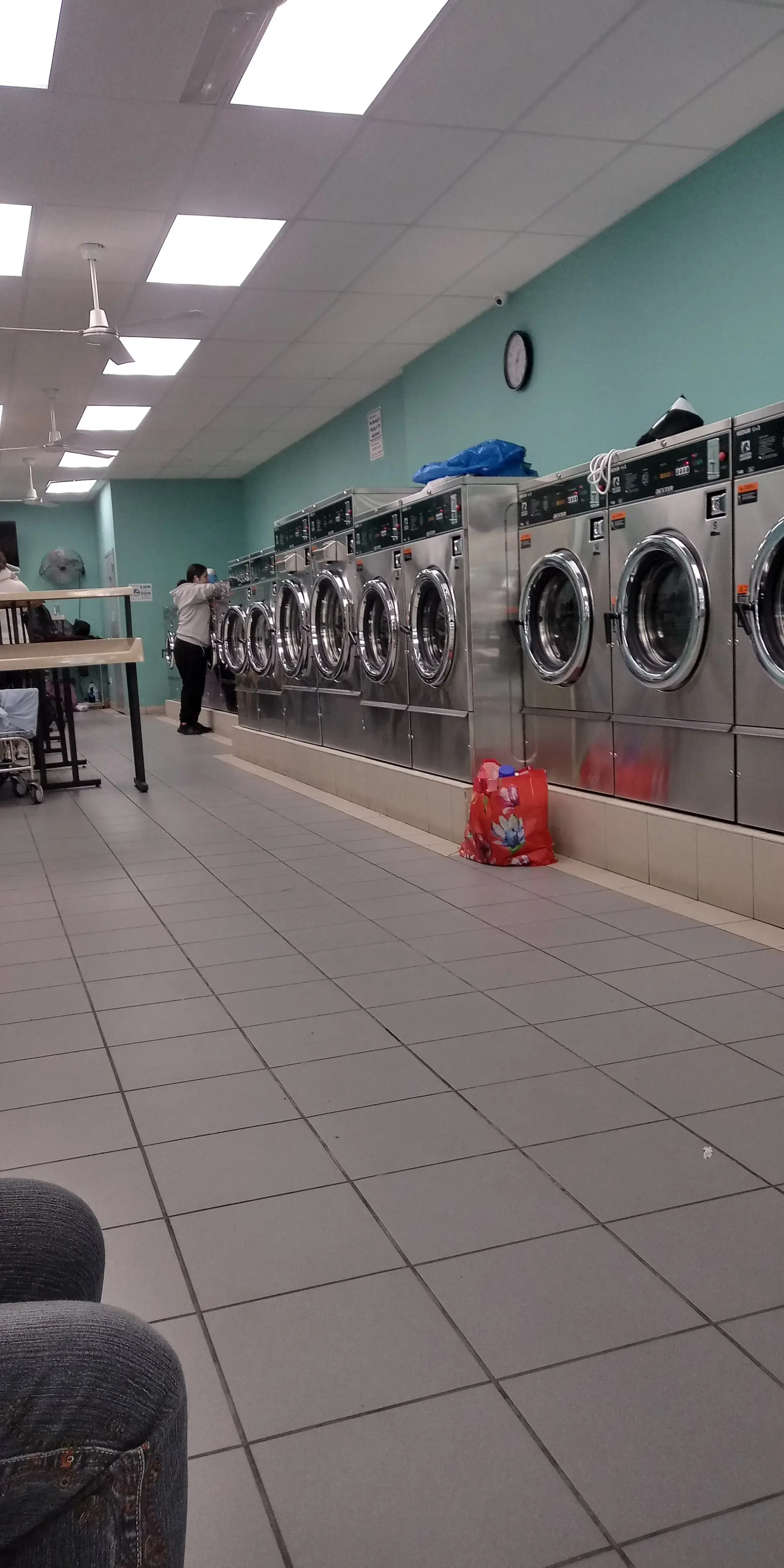 King of Queens Laundromat thumbnail 14