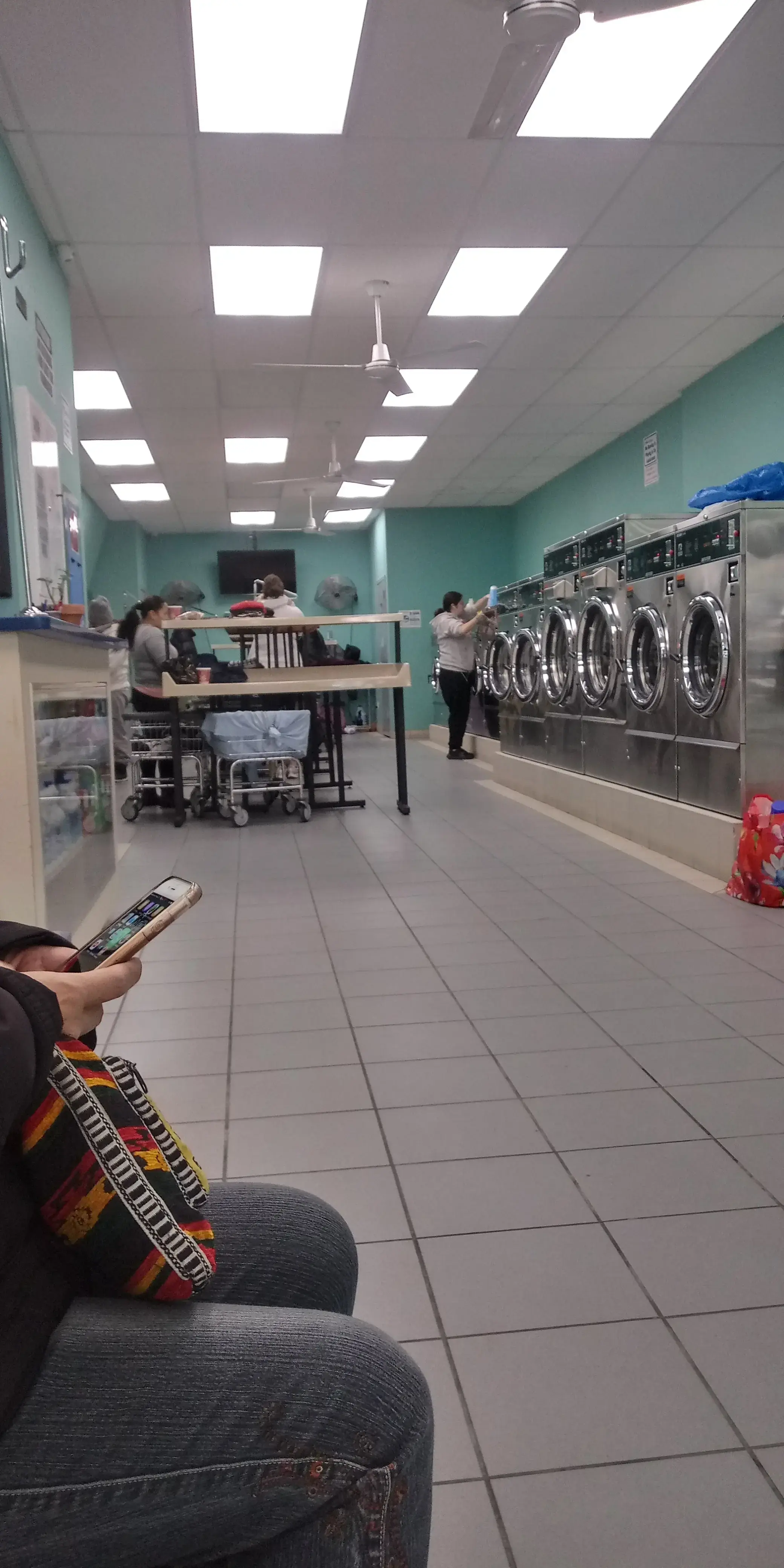 King of Queens Laundromat thumbnail 3