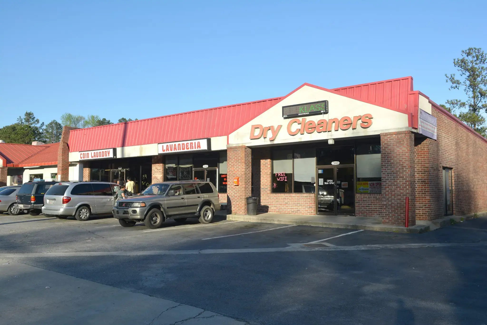 Klassy Klean Coin Laundry/Dry Cleaners thumbnail 1