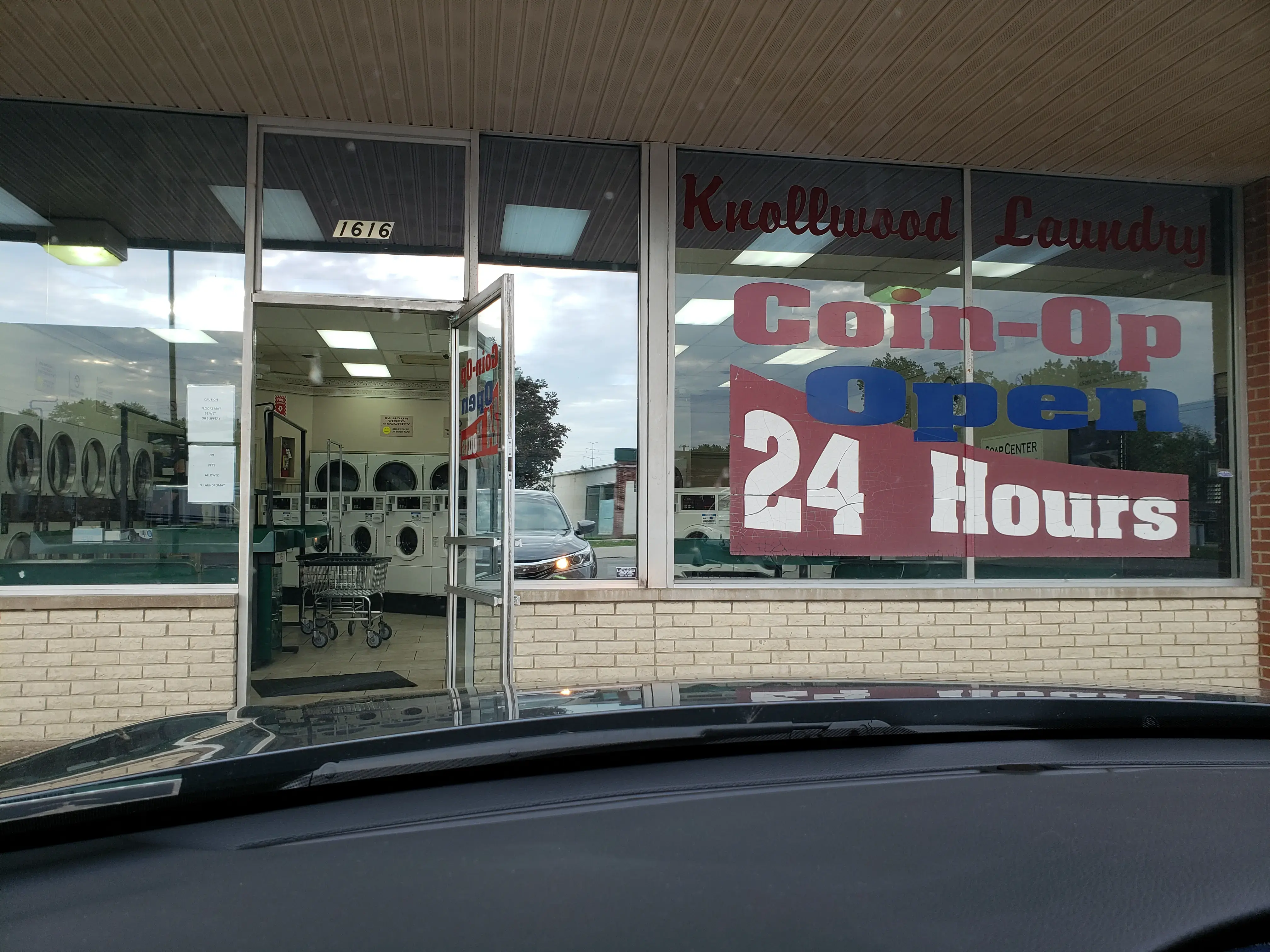 Knollwood Coin Laundry - Image 4