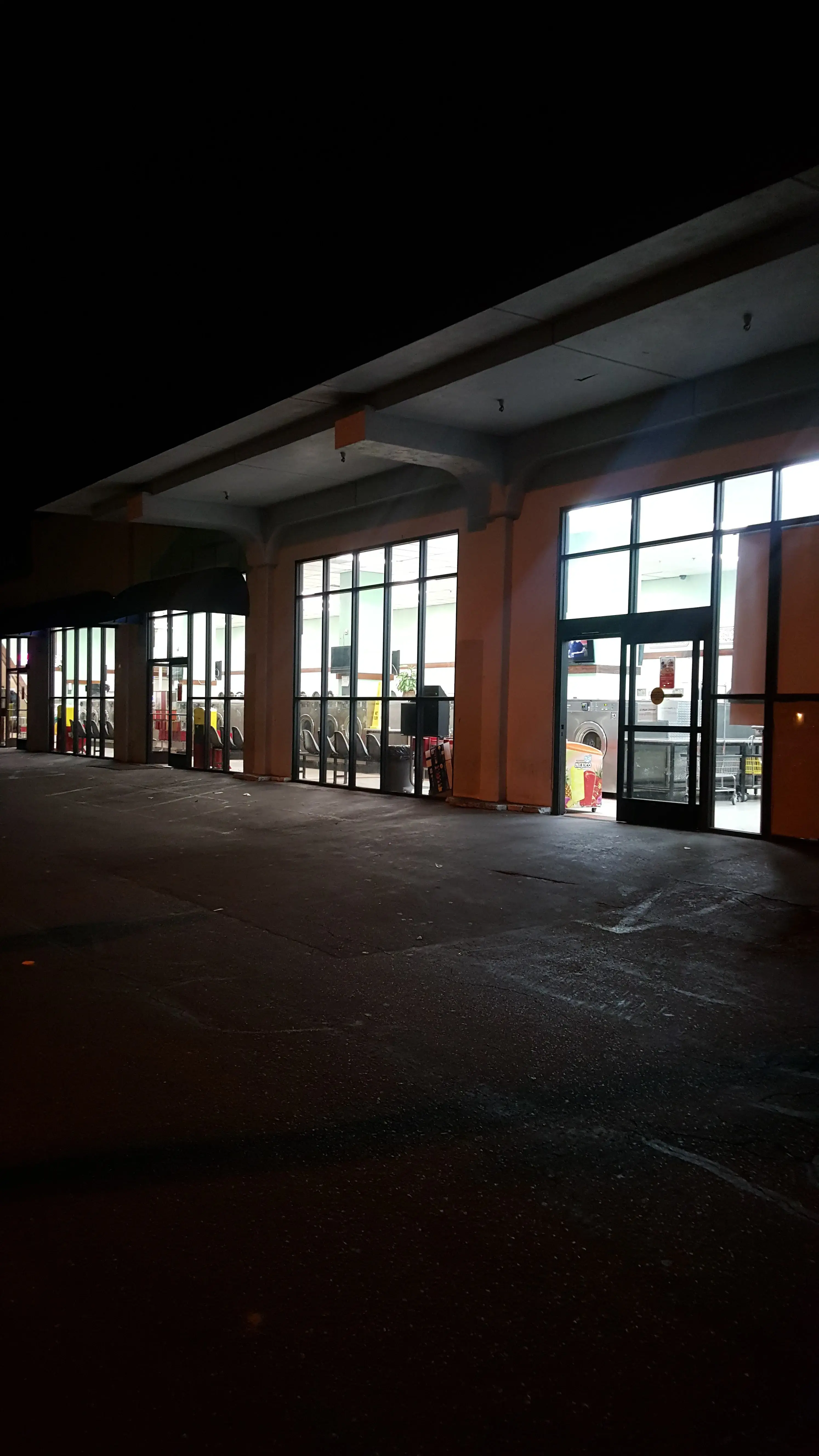 La Chiquita Laundromat thumbnail 14