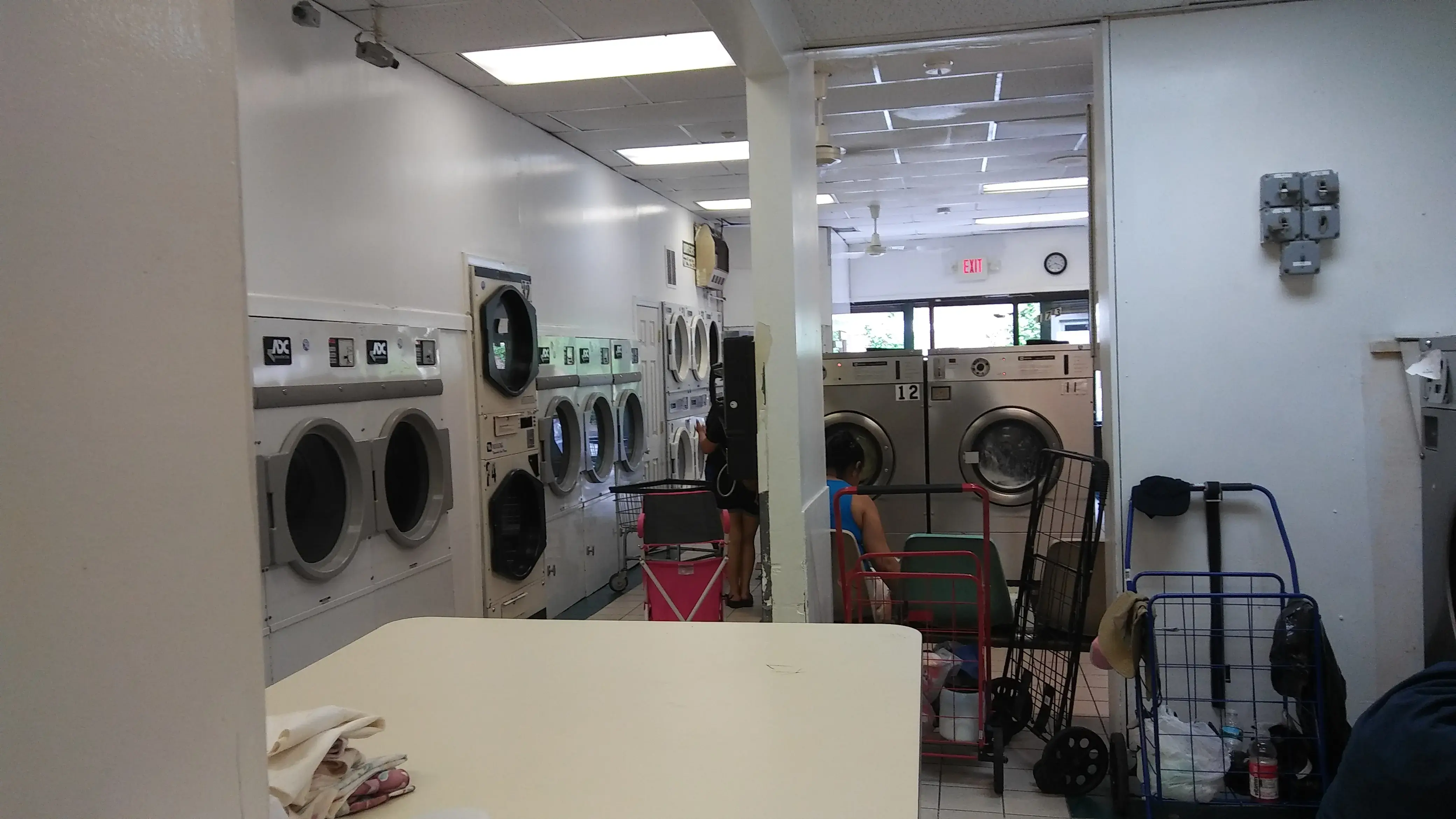 La Gente Laundromat thumbnail 6