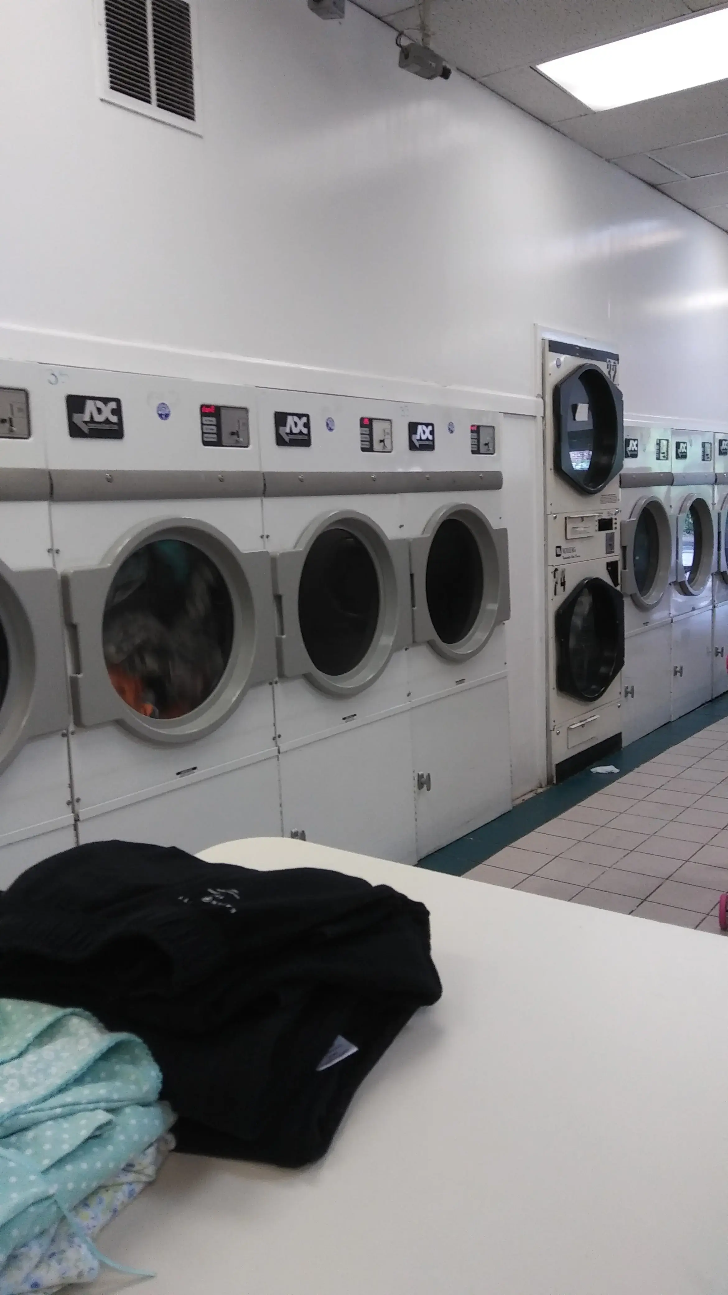 La Gente Laundromat - Image 5