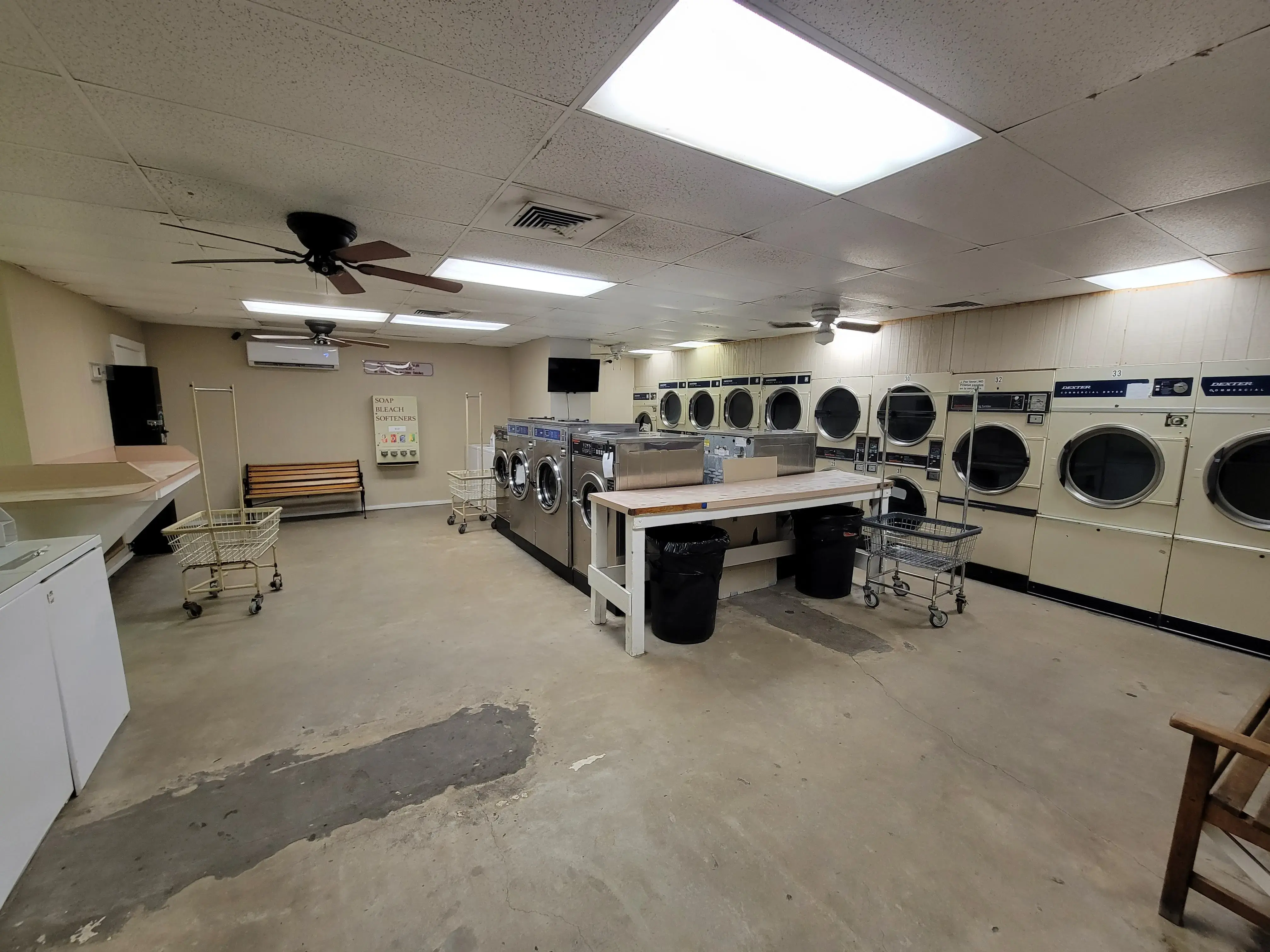 La Grange Laundromat & Washateria - Image 12