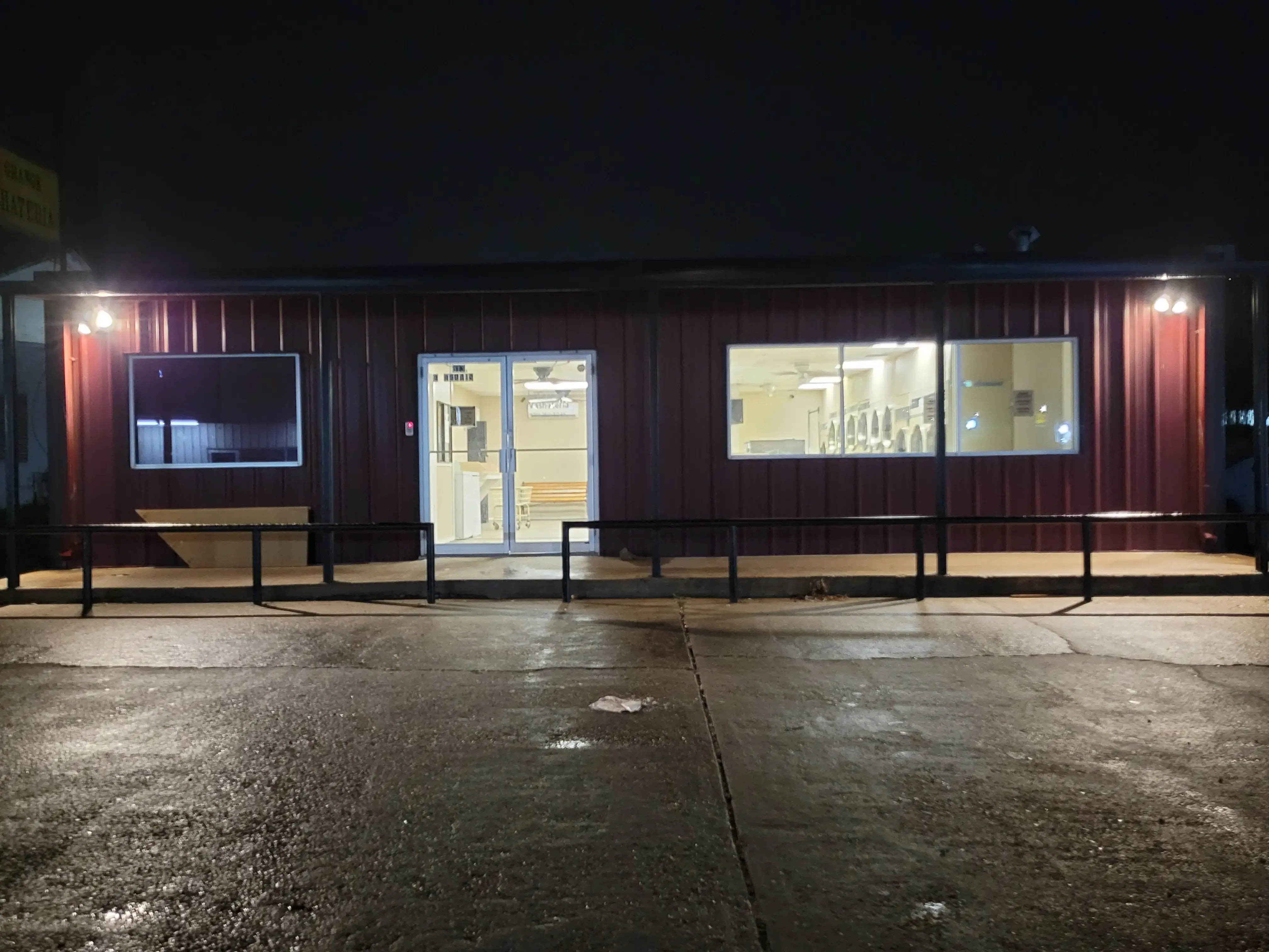 La Grange Laundromat & Washateria - Image 5