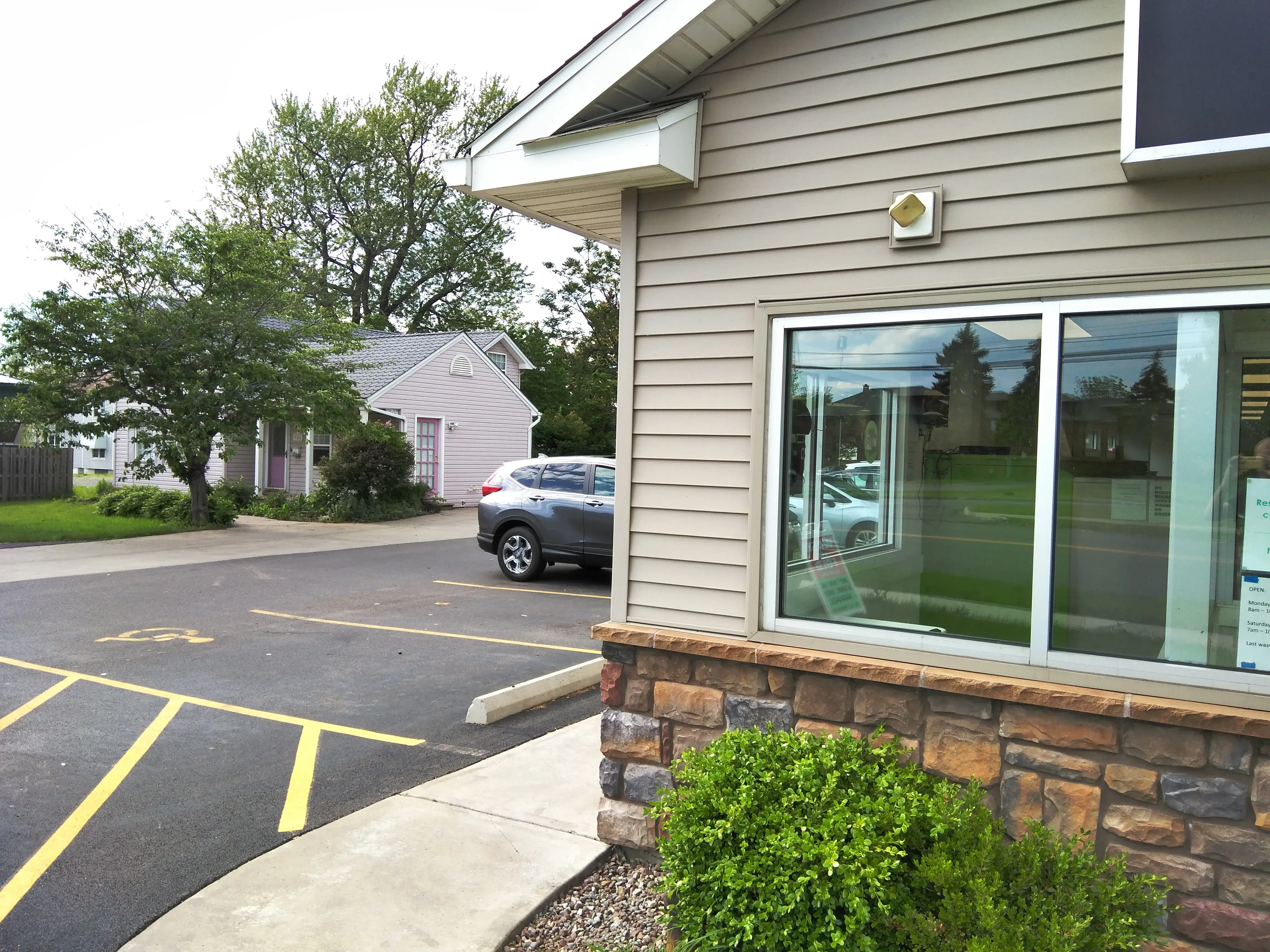 LA. Laundry - Image 3