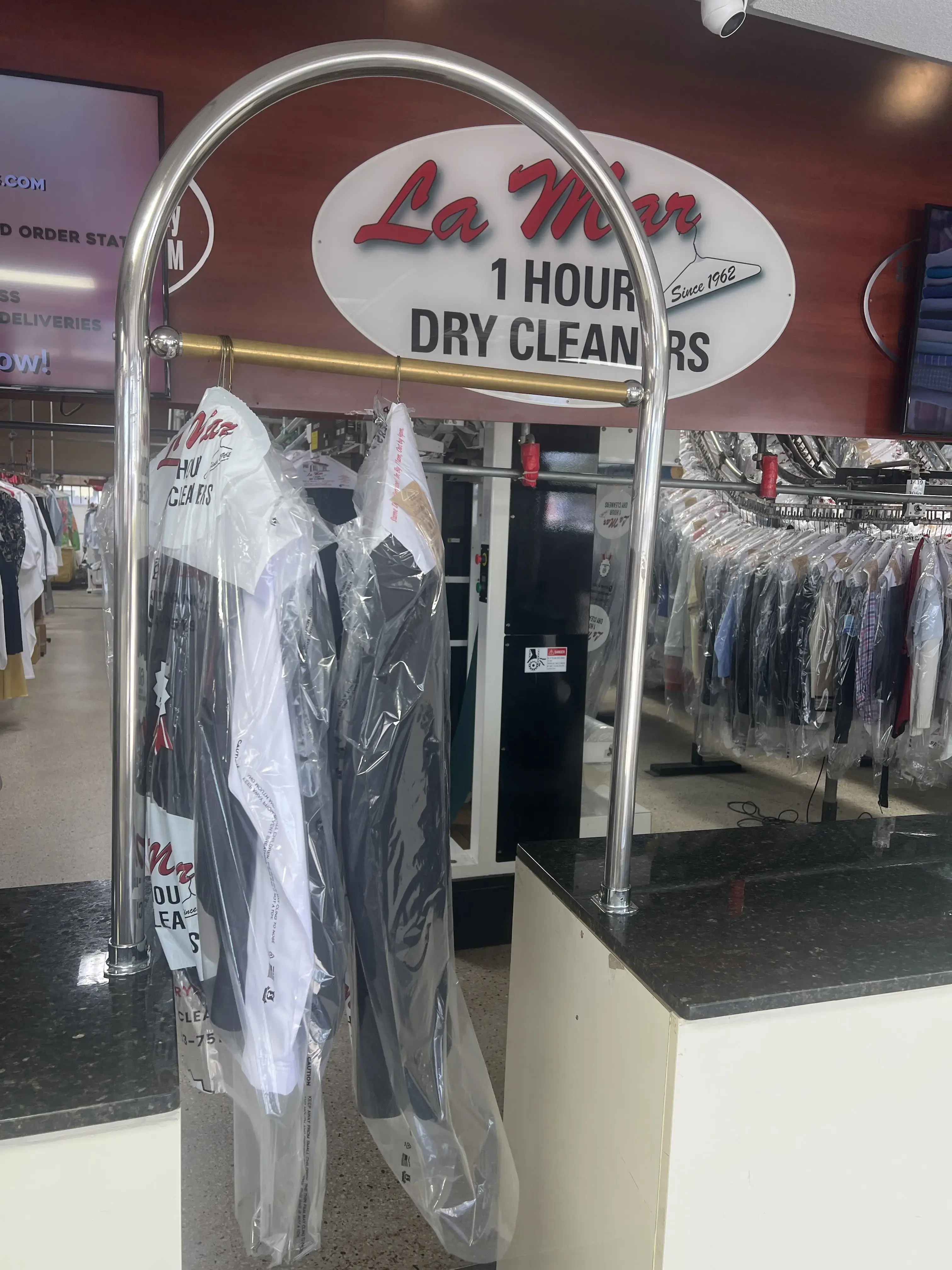 La Mar 1 Hour Dry Cleaners thumbnail 4
