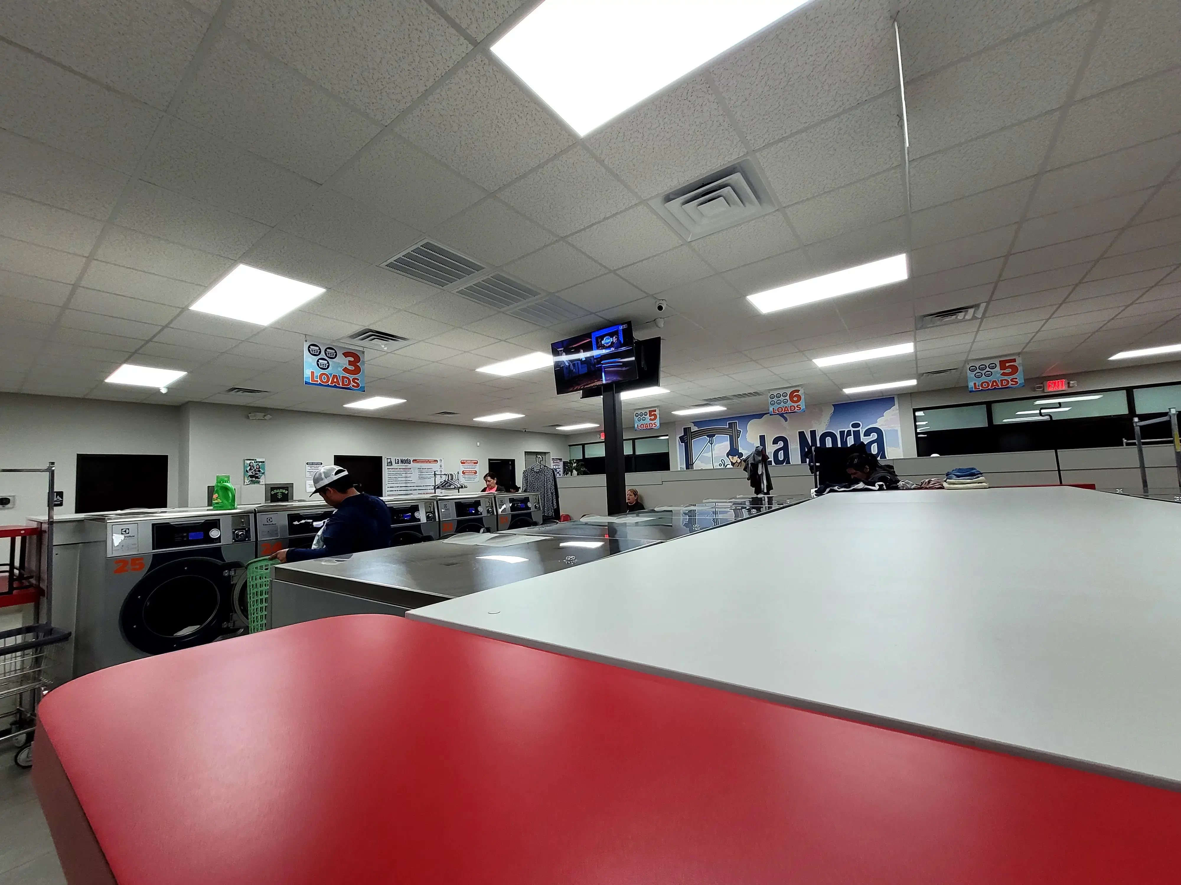 La Noria Laundromat - Image 18