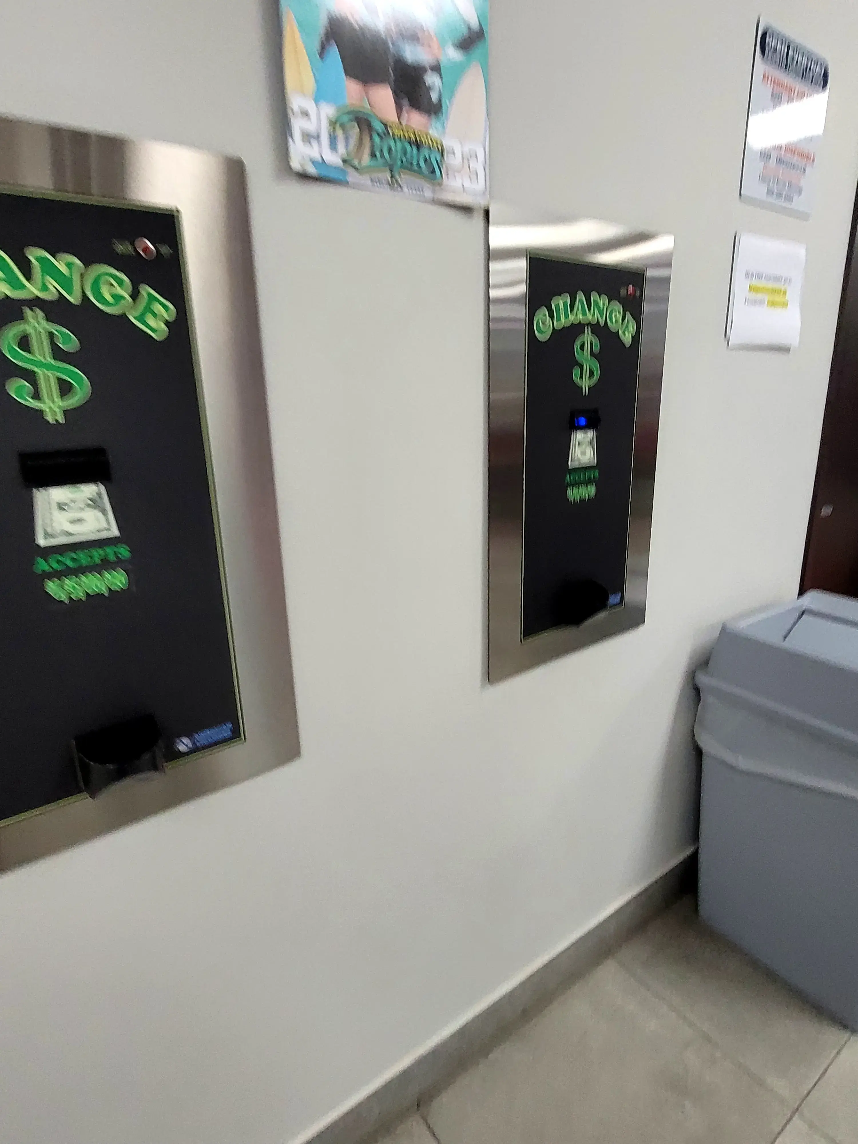 La Noria Laundromat - Image 12