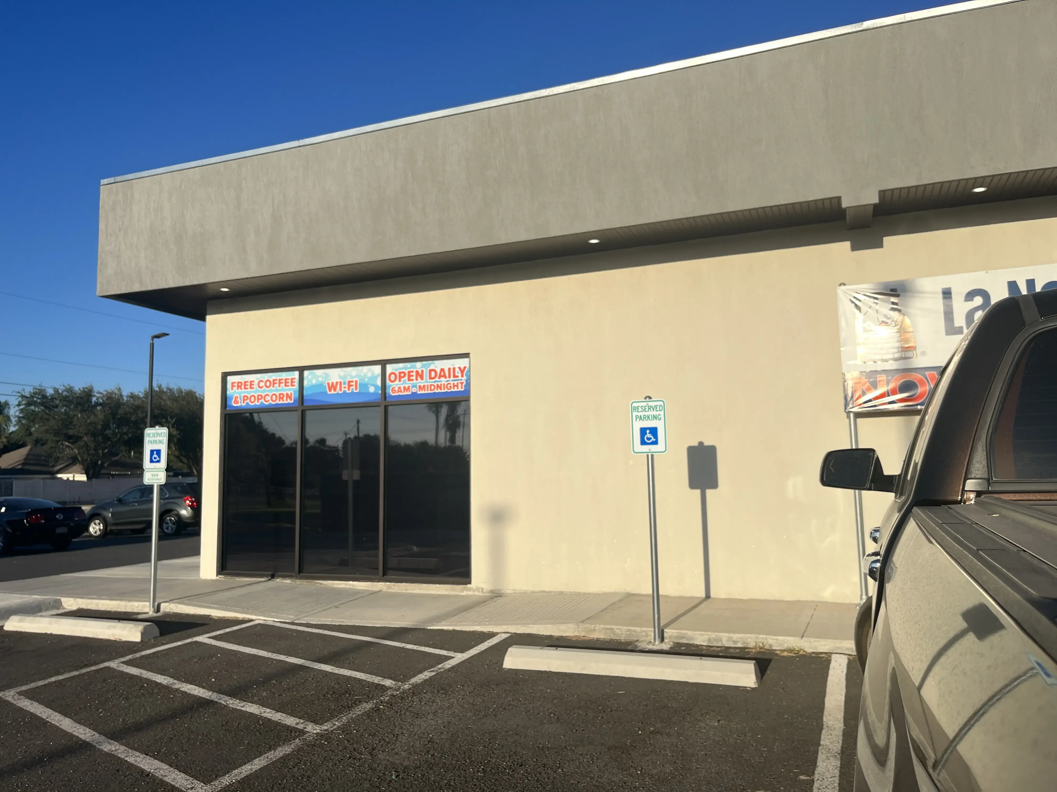 La Noria Laundromat - Image 7