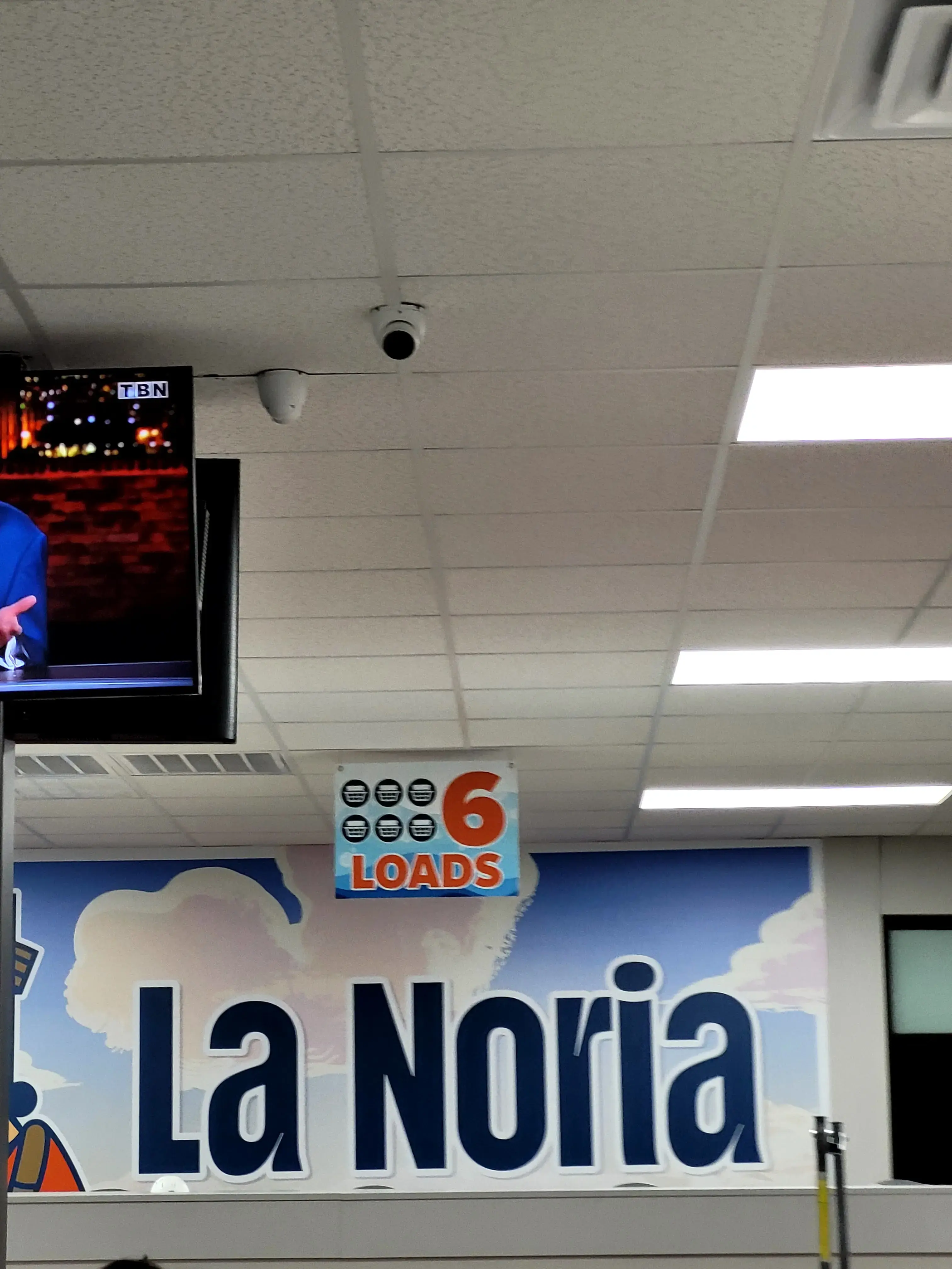 La Noria Laundromat - Image 8