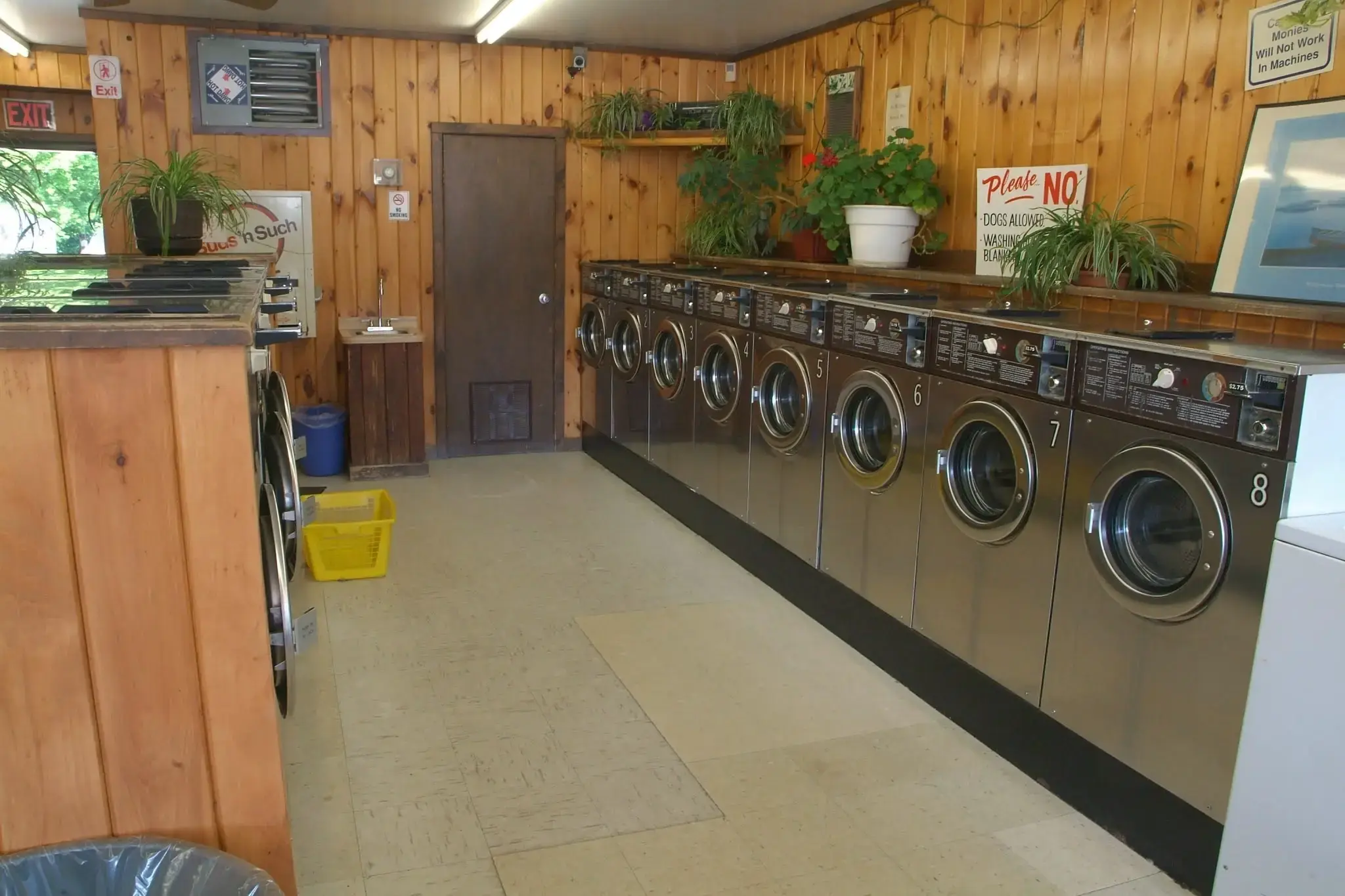 Lake Luzerne Laundromat - Image 11