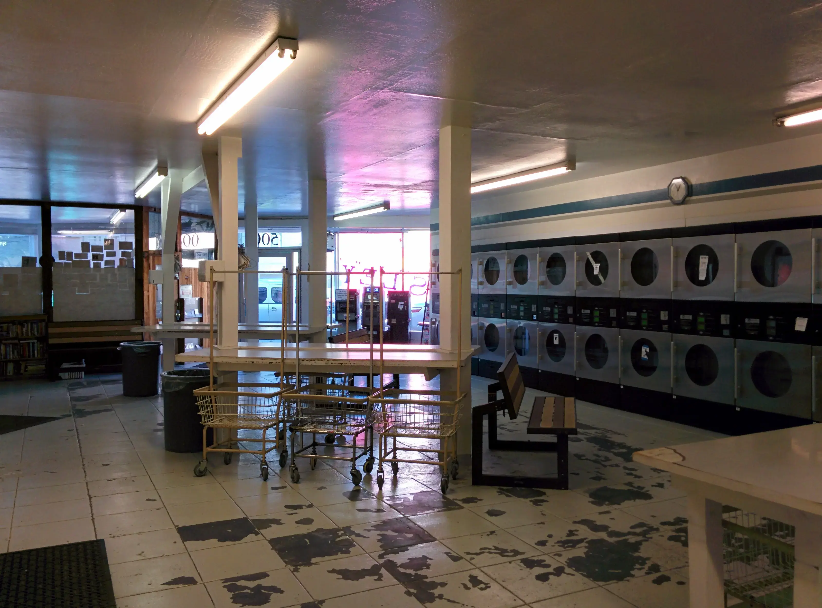 Lake Merritt Laundromat - Image 12