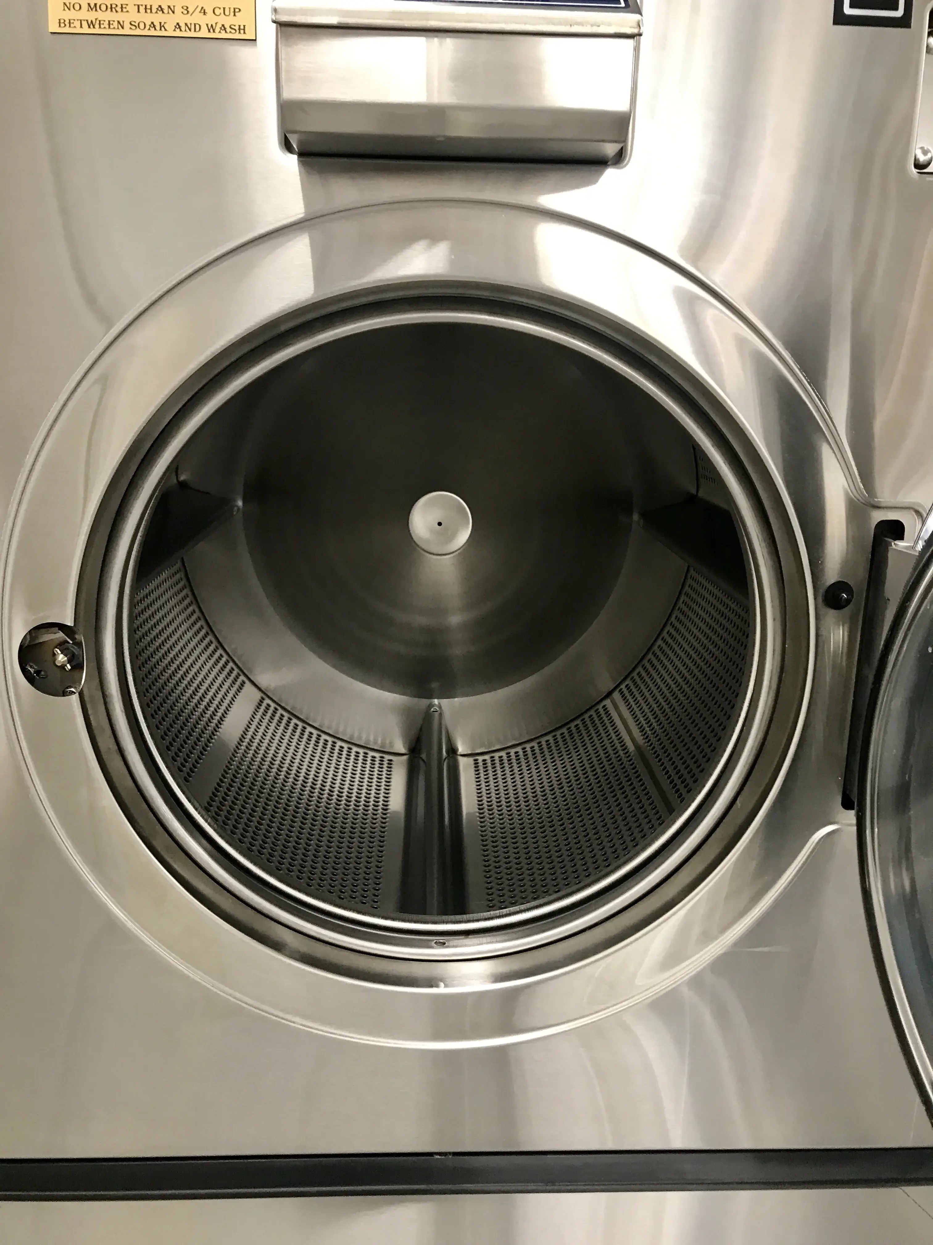 Lake Merritt Laundromat - Image 9