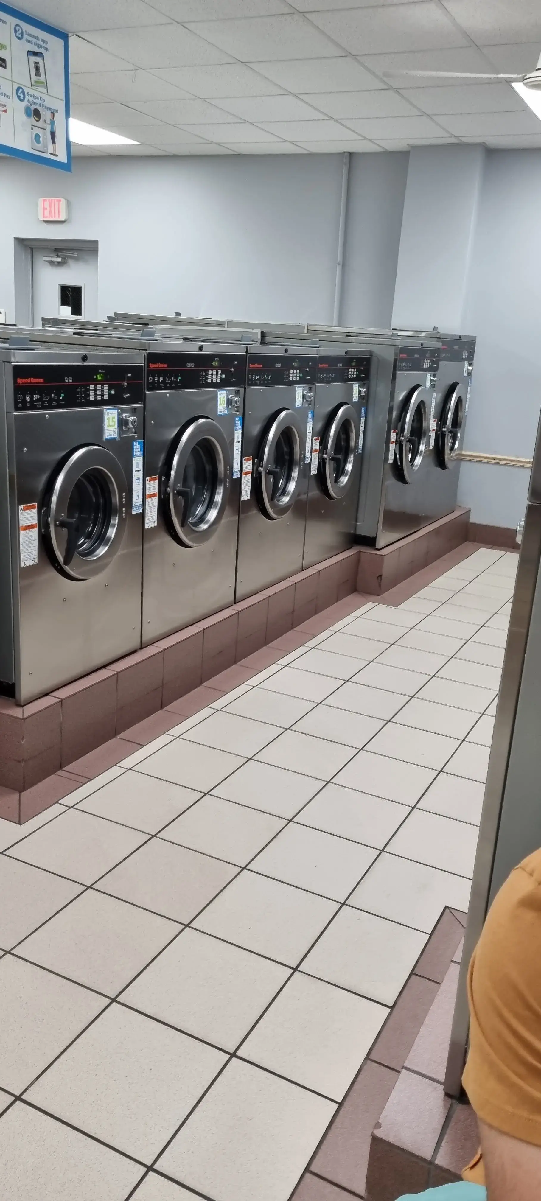 Lake Ronkonkoma Laundromat thumbnail 12