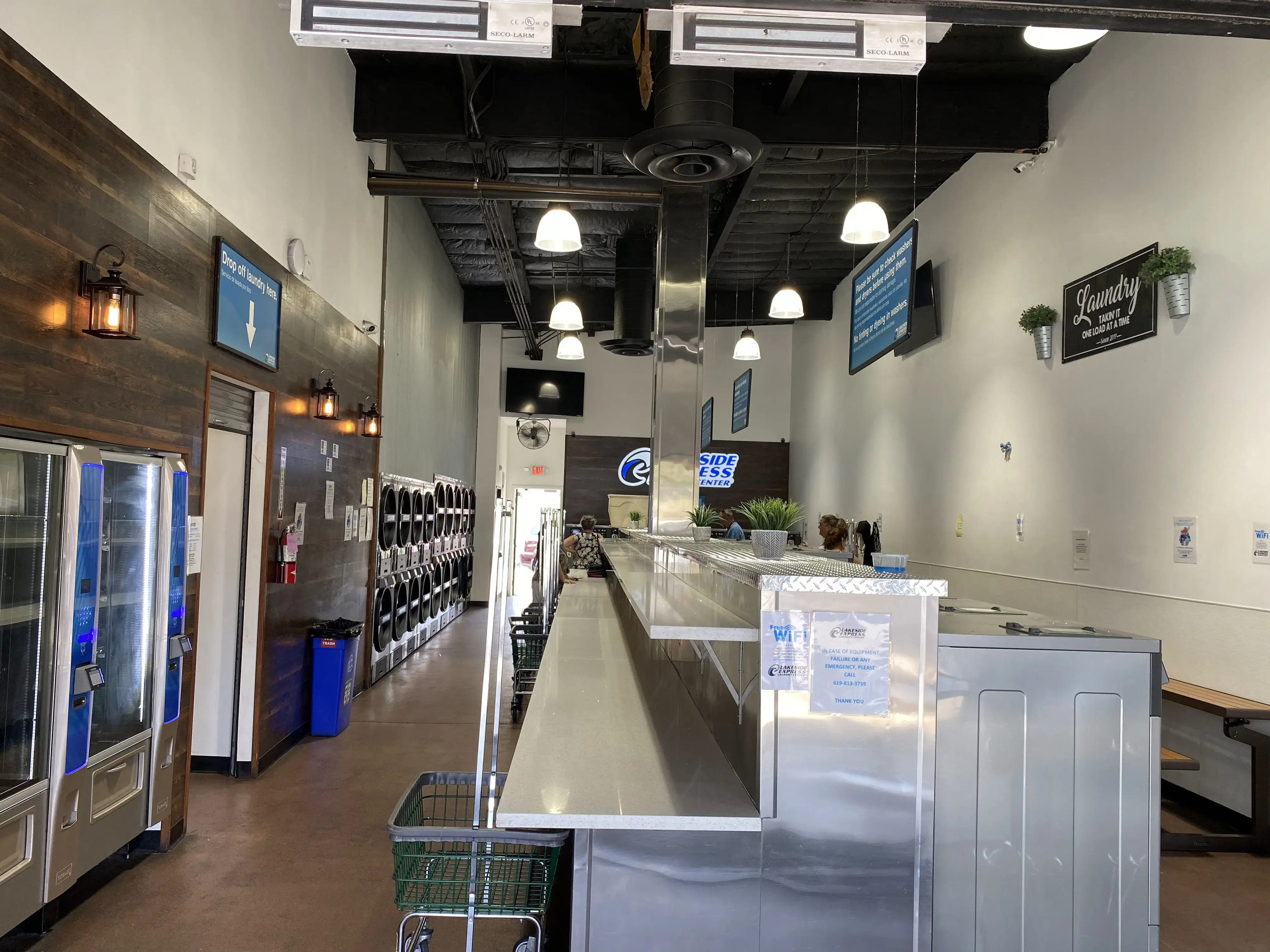 Lakeside Express Laundry Center And Wash And Fold - Image 2