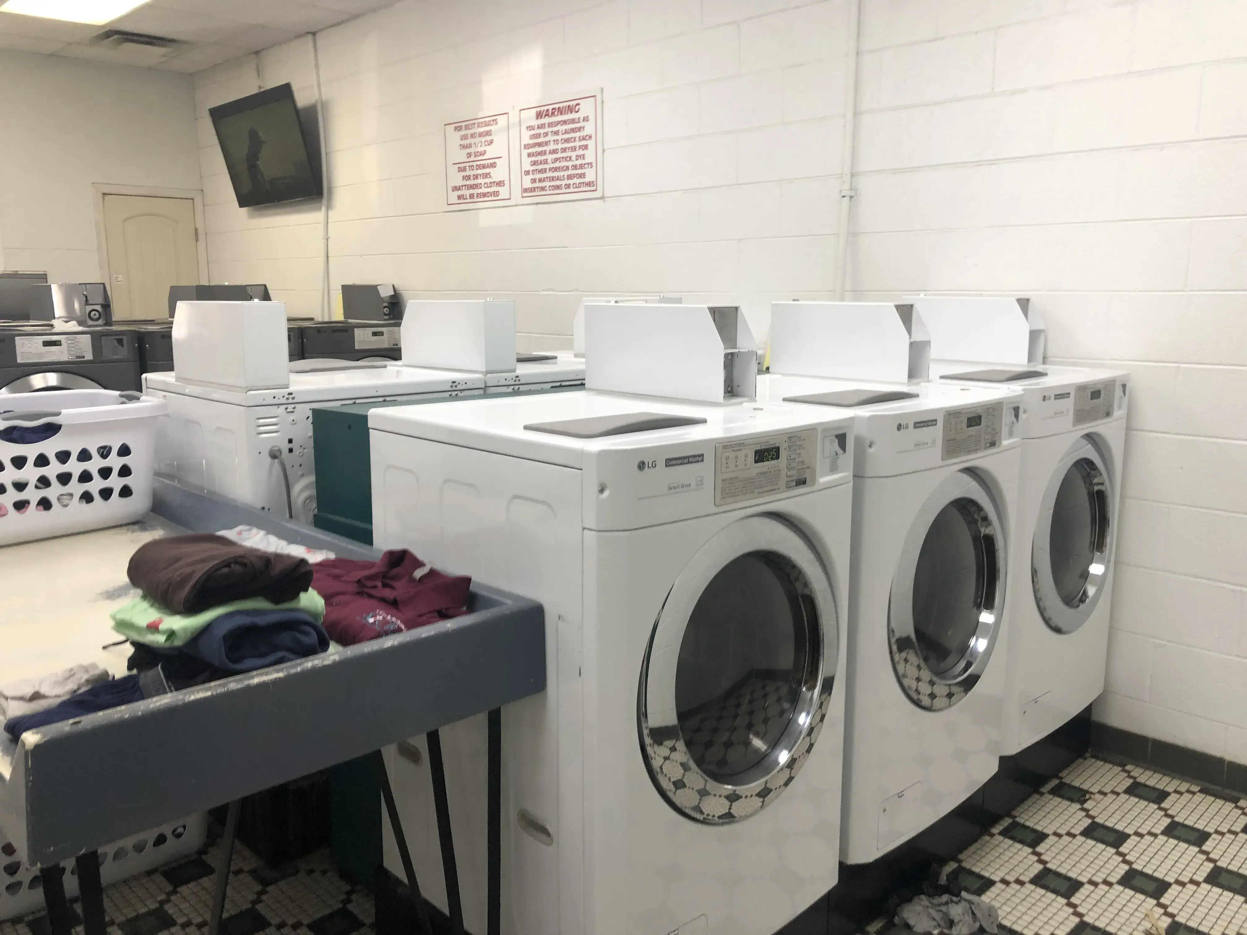 Lakeside Landing Coin Laundry - Image 4
