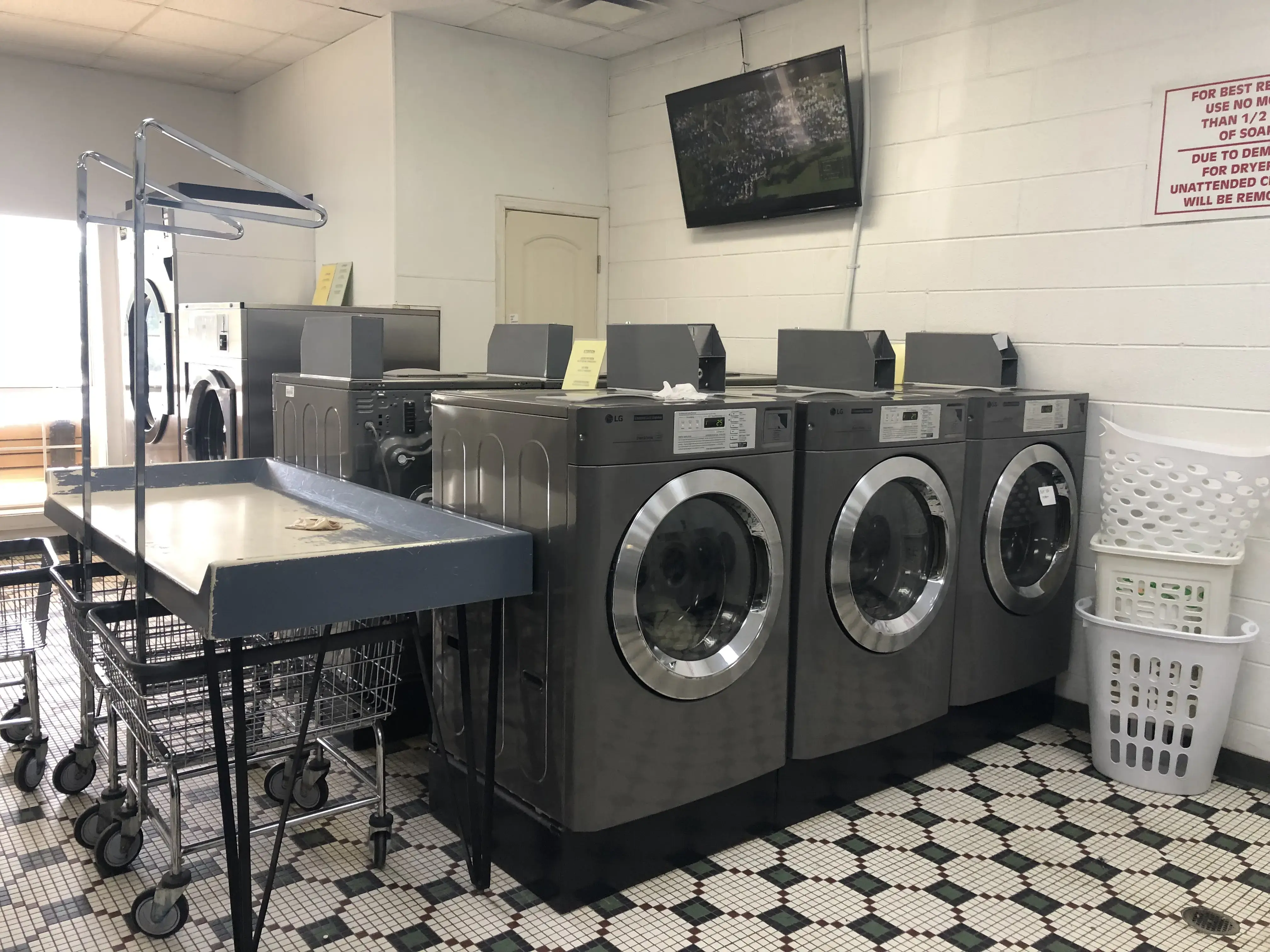 Lakeside Landing Coin Laundry thumbnail 1