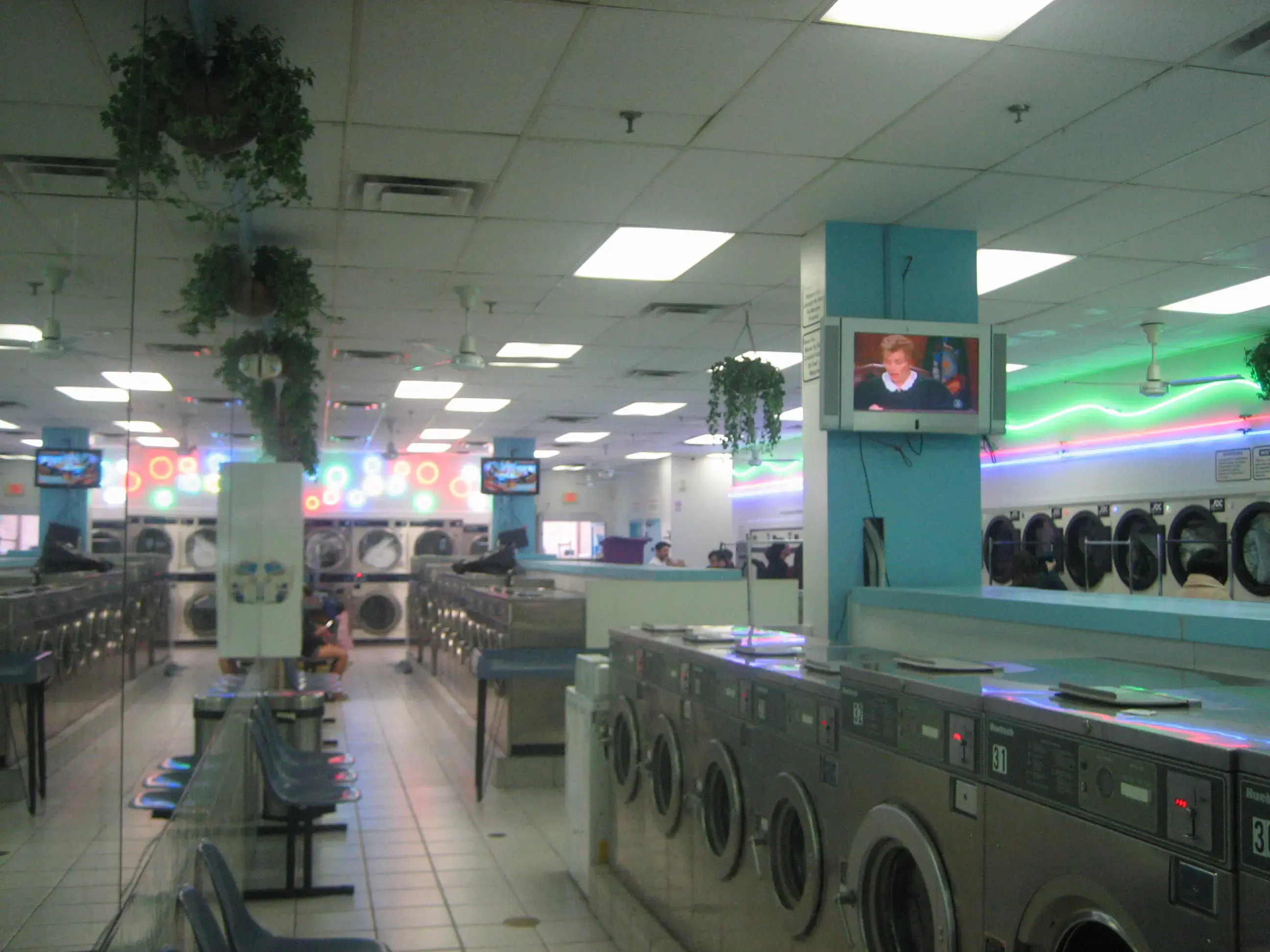 Lakeside Laundromat - Image 5