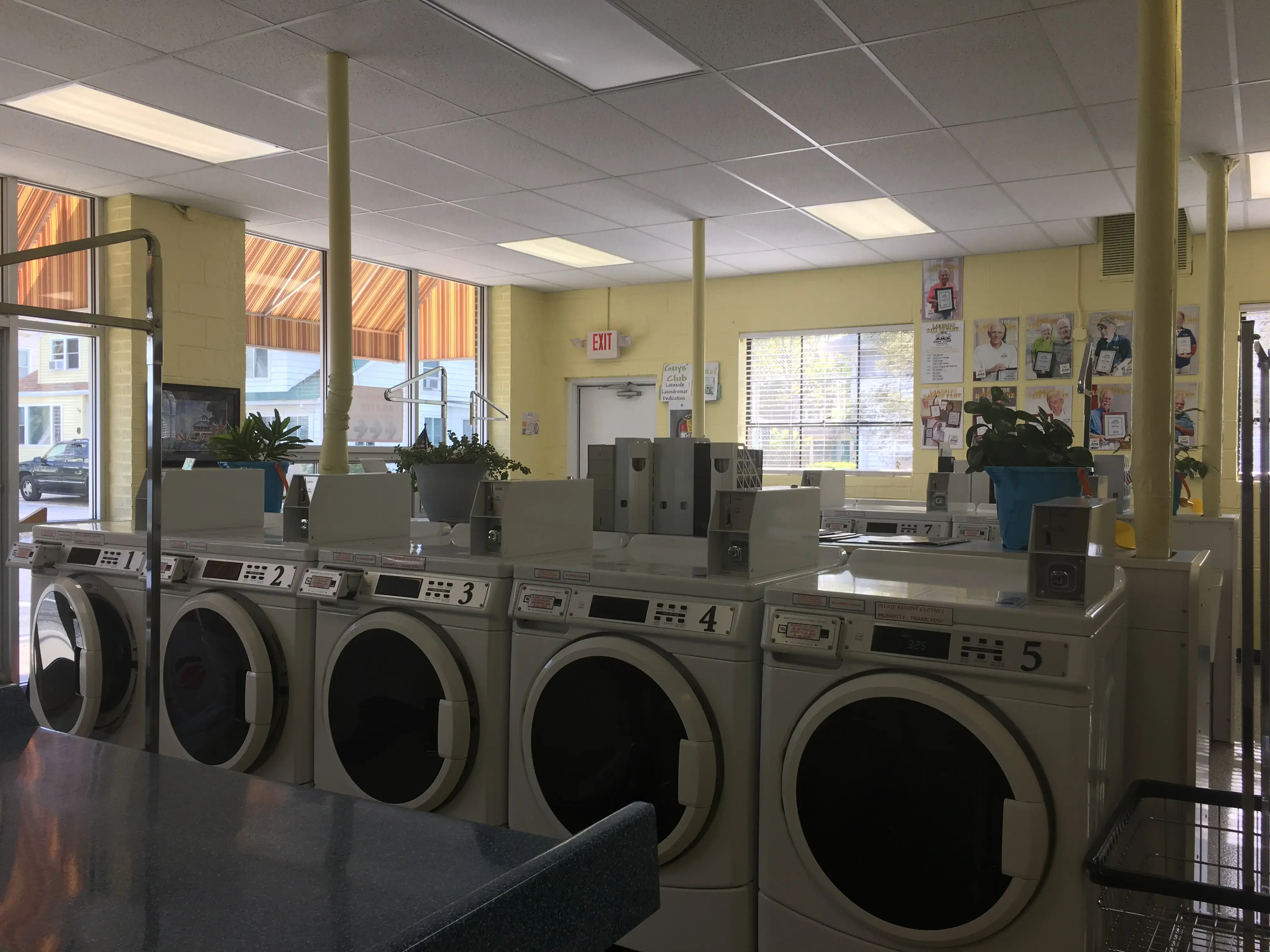 Lakeside Laundromat - Image 13