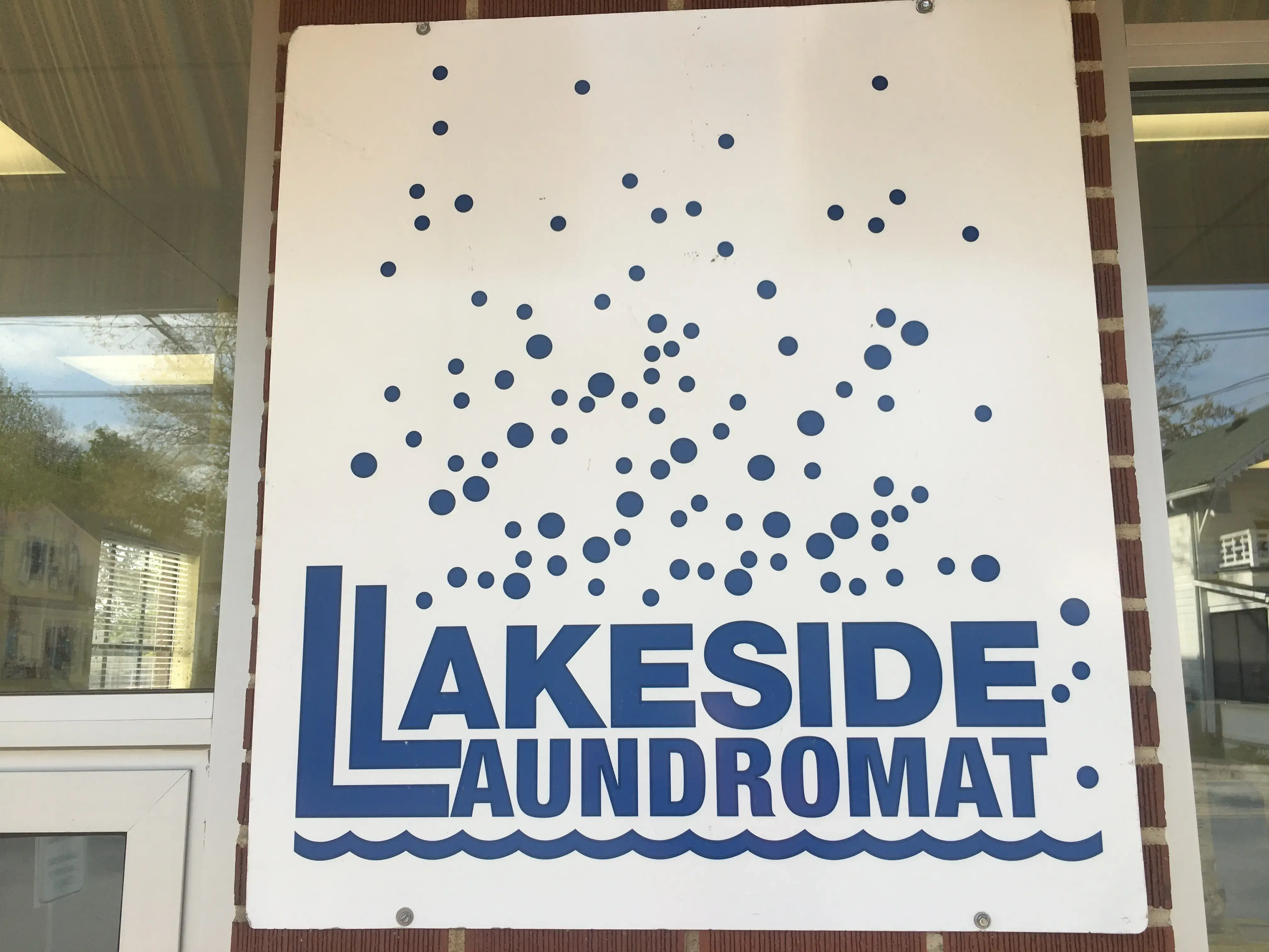 Lakeside Laundromat - Image 5