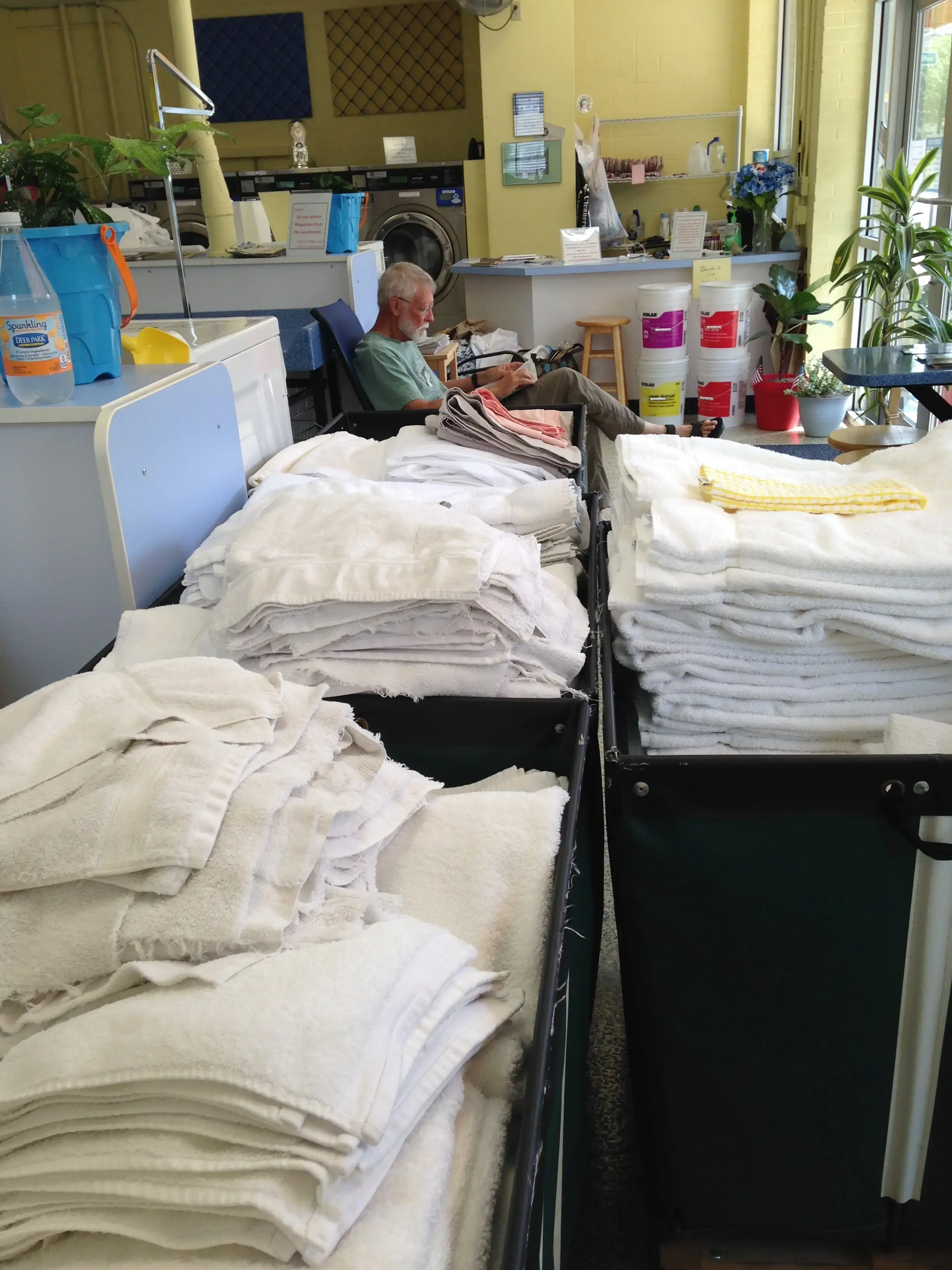 Lakeside Laundromat thumbnail 3