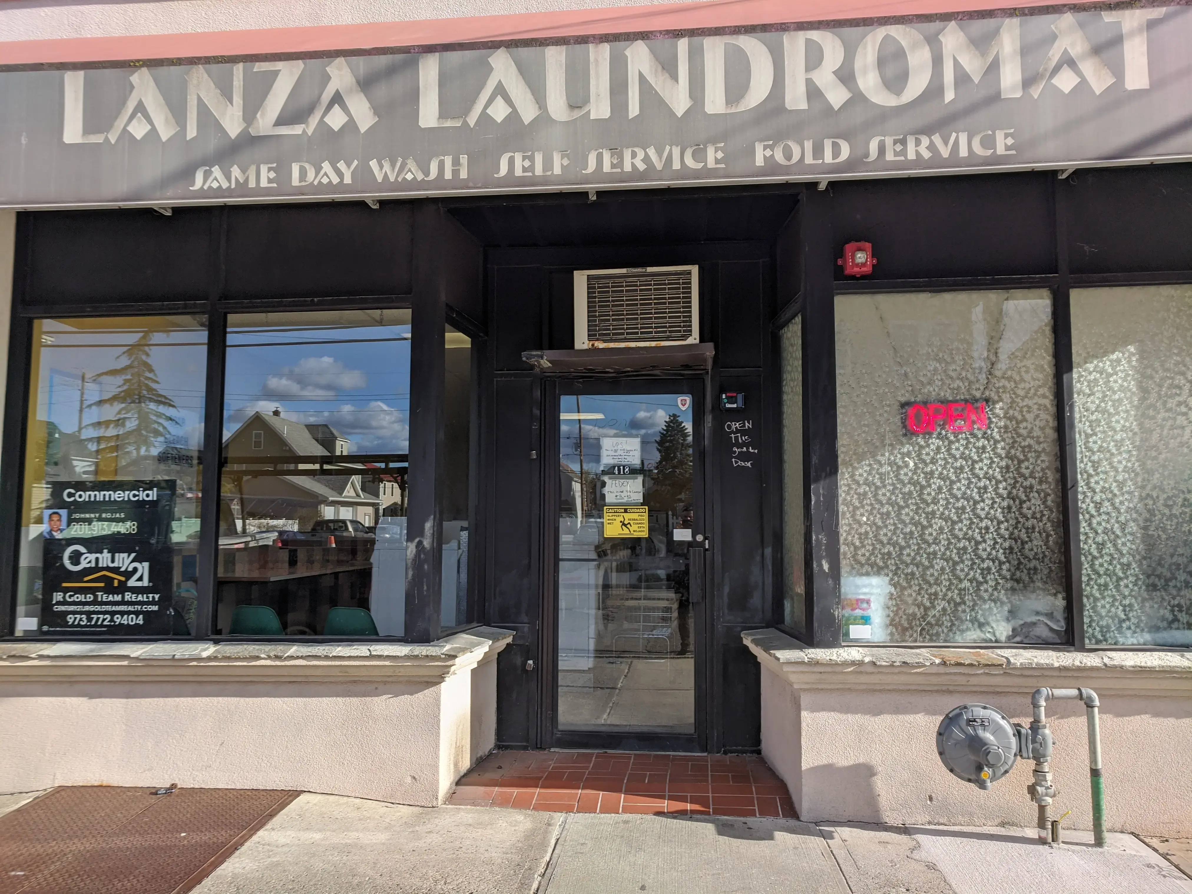 Lanza Laundromat - Image 16