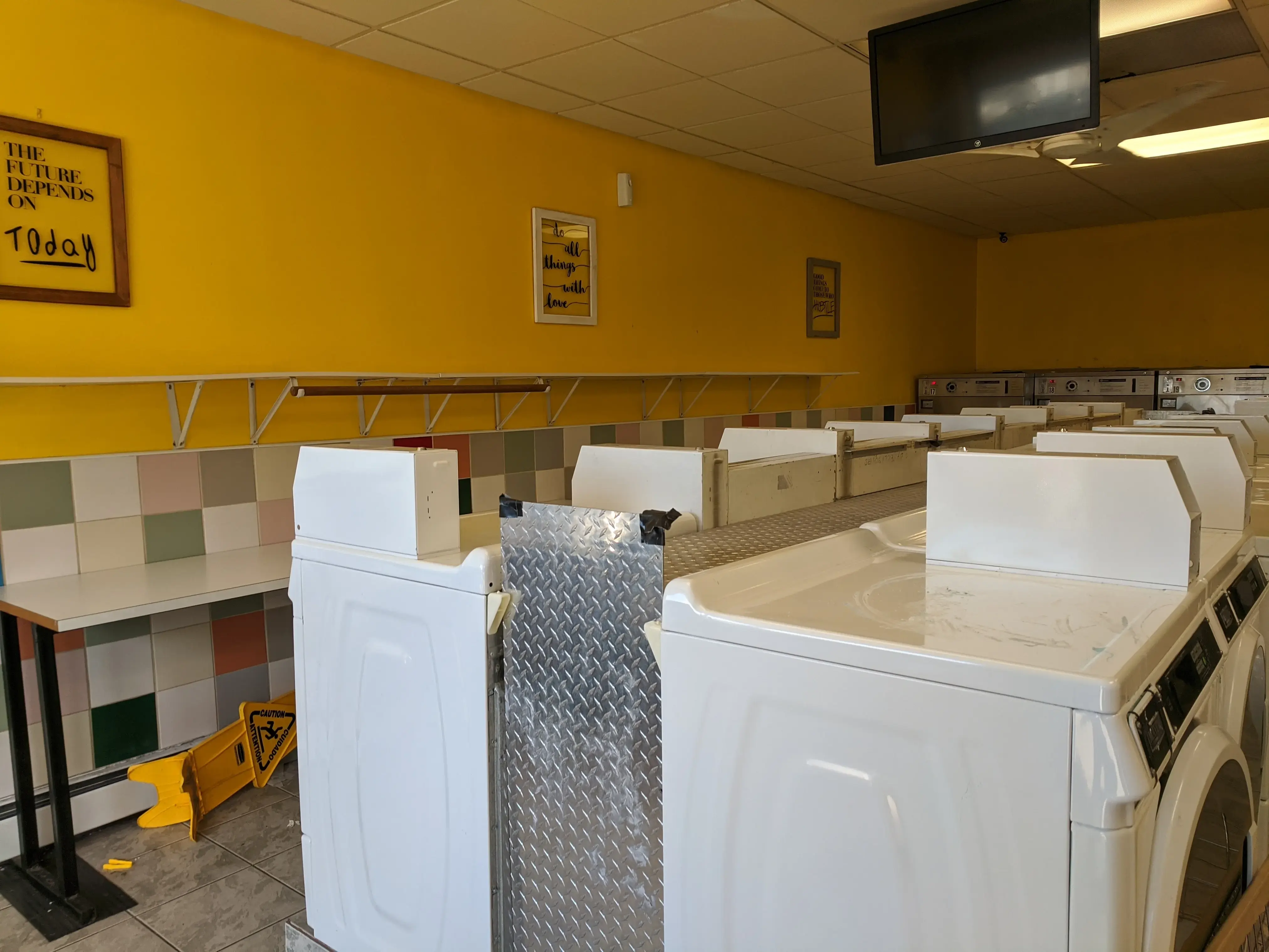 Lanza Laundromat thumbnail 13