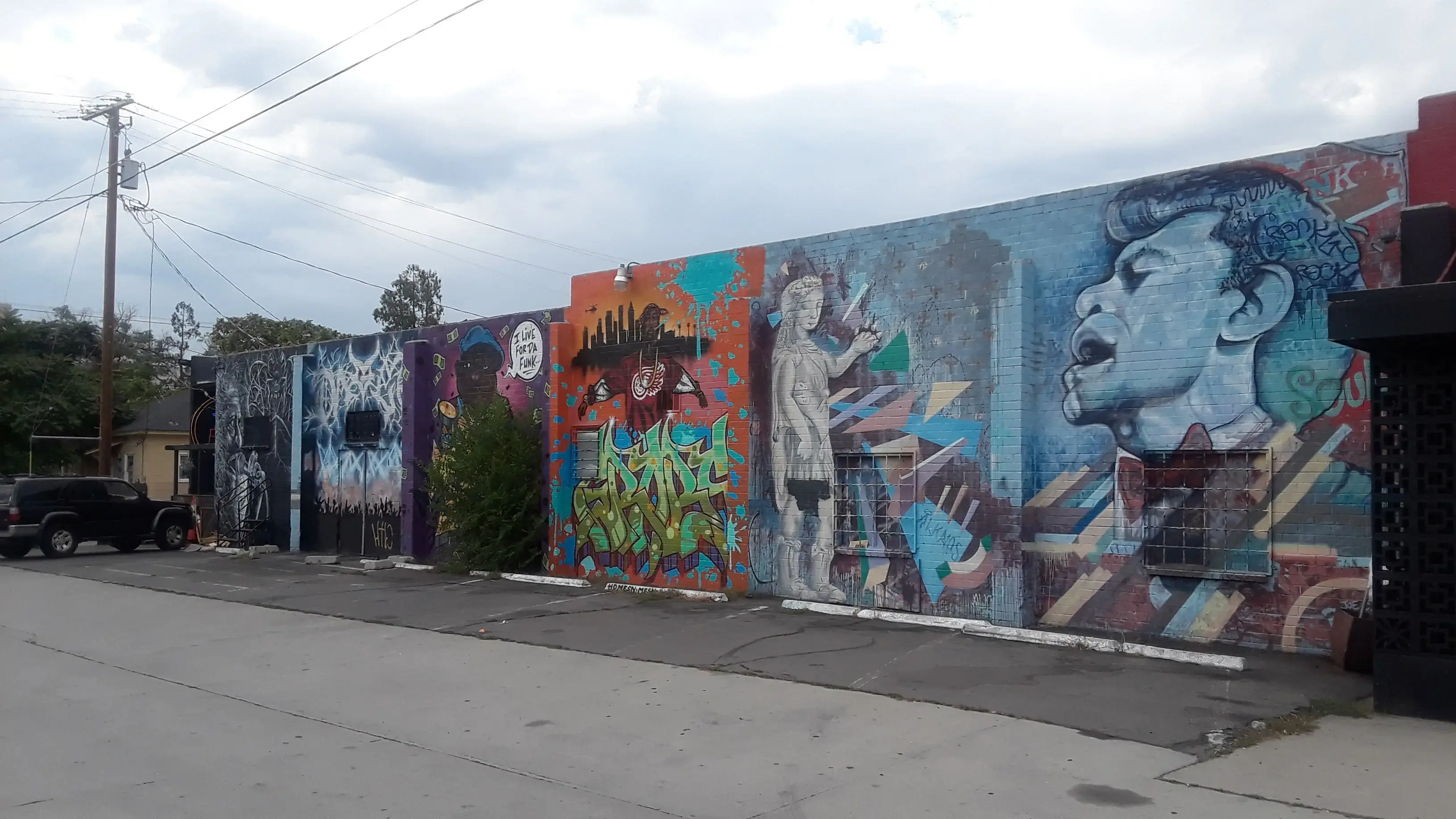 Launderland - 2nd and Wells - Image 10