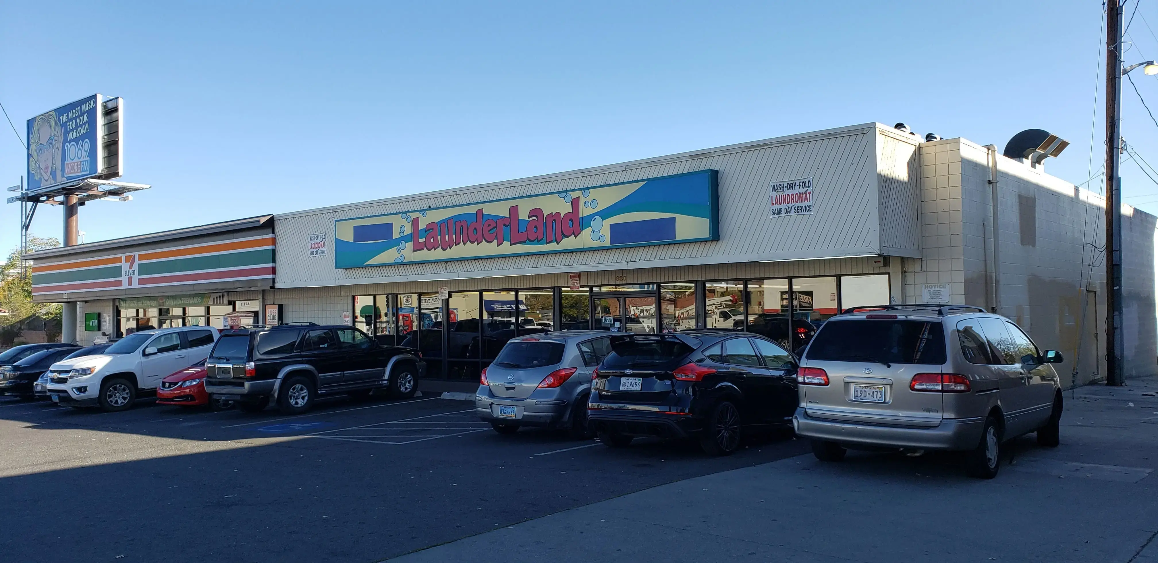 Launderland - 2nd and Wells - Image 8