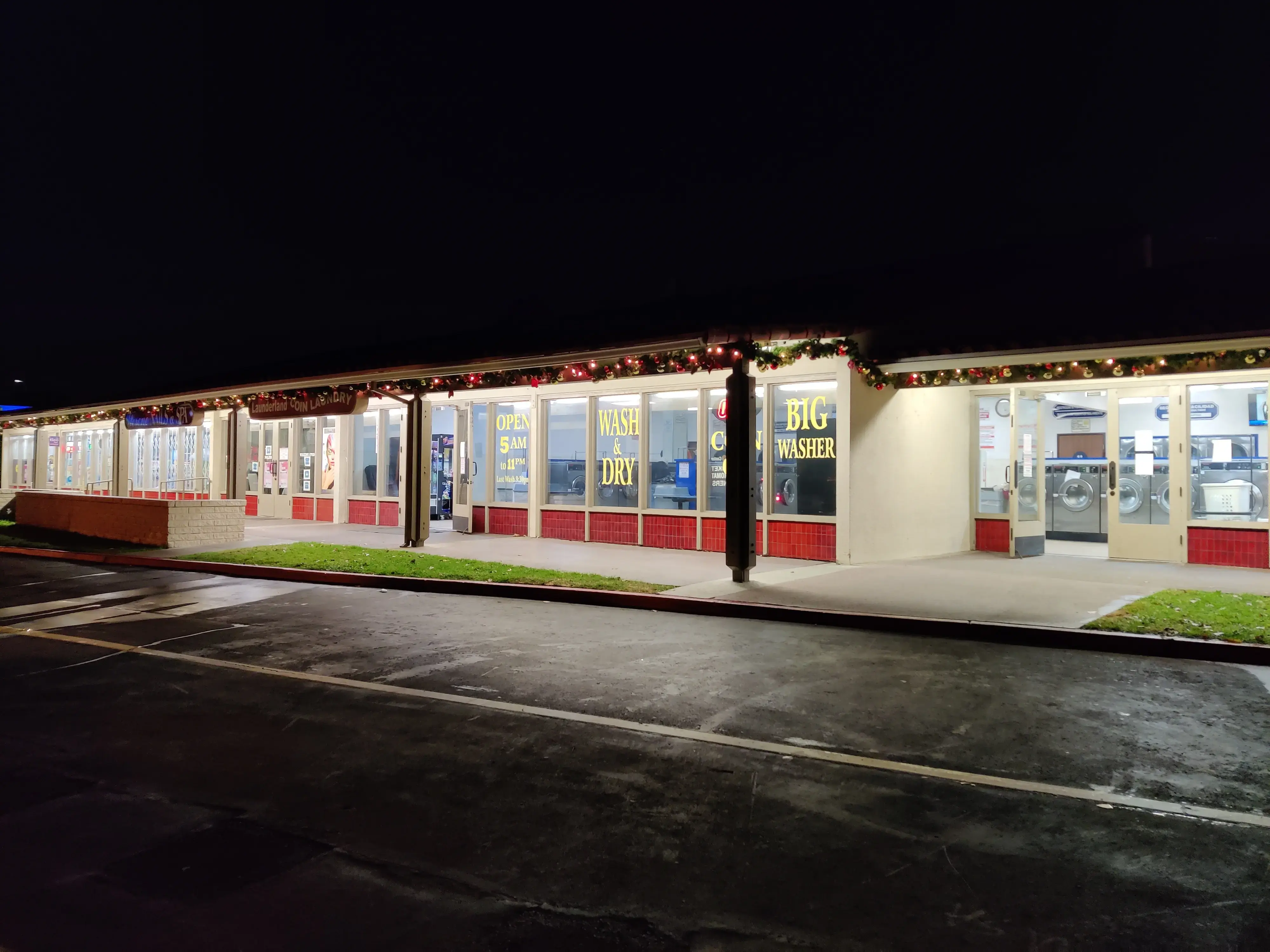 Launderland Coin Laundry - Image 10